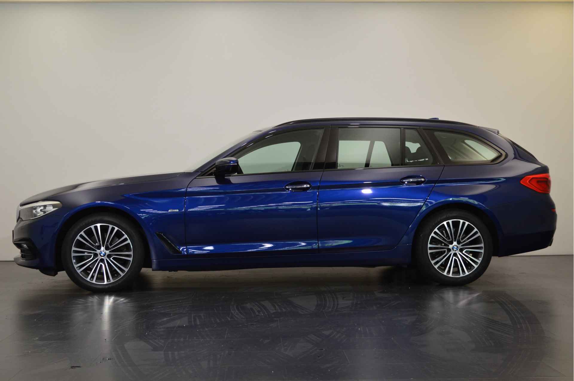BMW 5 Serie Touring 520i High Executive Sport Line Automaat / Trekhaak / Sportstoelen / Stoelverwarming / Parking Assistant / Verwarmd stuurwiel / Navigatie Professional - 3/22