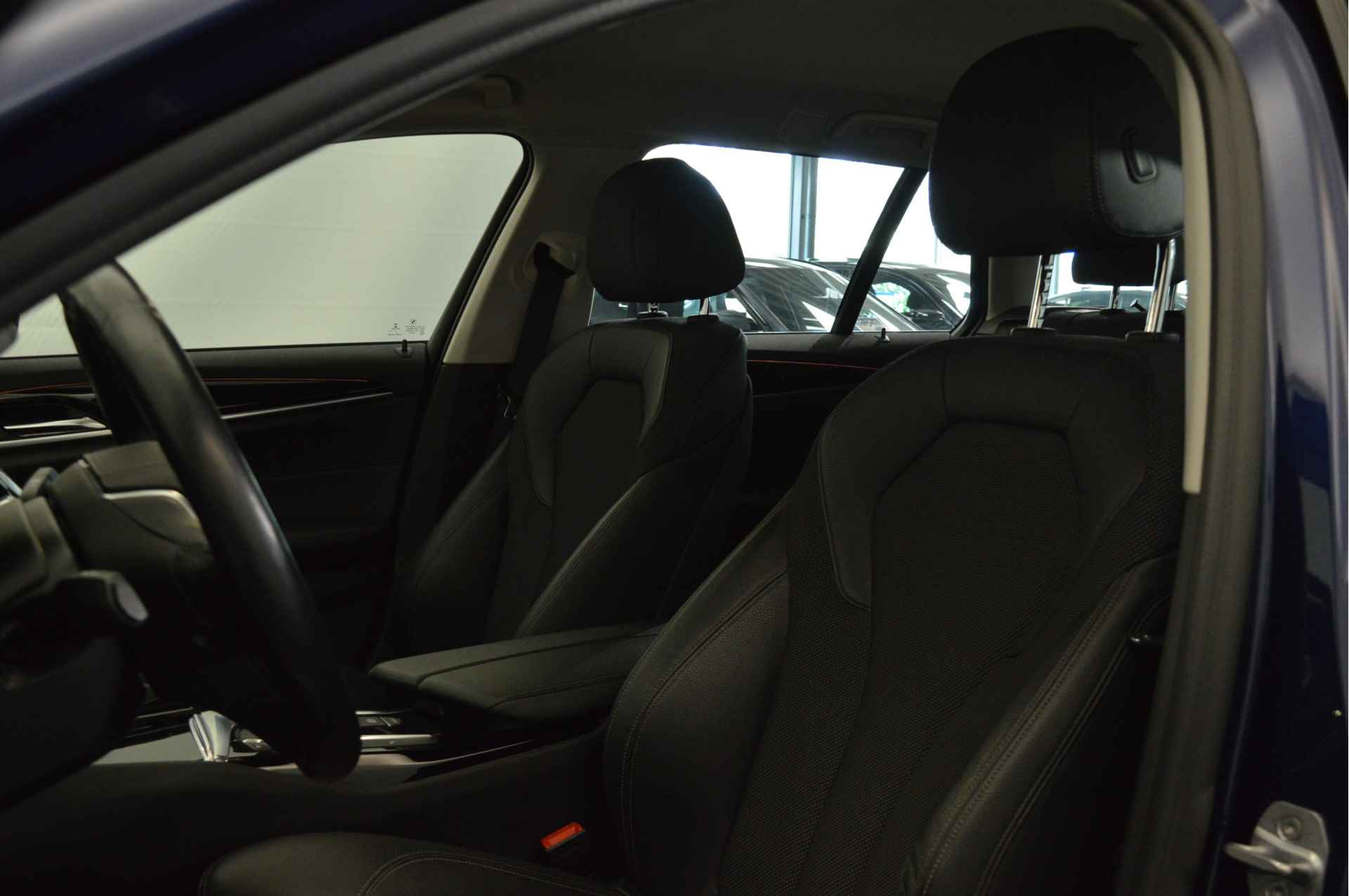 BMW 5 Serie Touring 520i High Executive Sport Line Automaat / Trekhaak / Sportstoelen / Stoelverwarming / Parking Assistant / Verwarmd stuurwiel / Navigatie Professional - 7/22