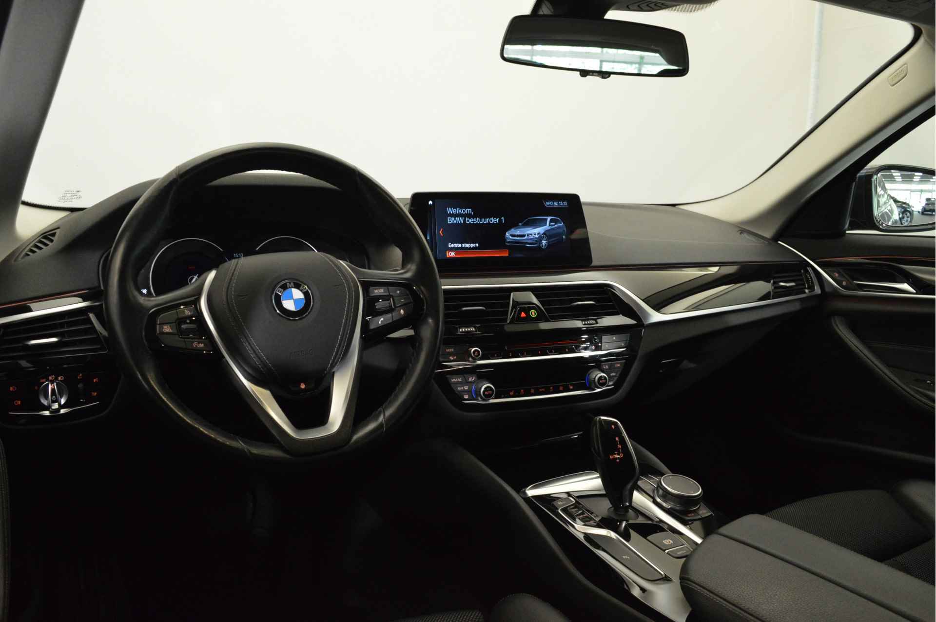 BMW 5 Serie Touring 520i High Executive Sport Line Automaat / Trekhaak / Sportstoelen / Stoelverwarming / Parking Assistant / Verwarmd stuurwiel / Navigatie Professional - 8/22