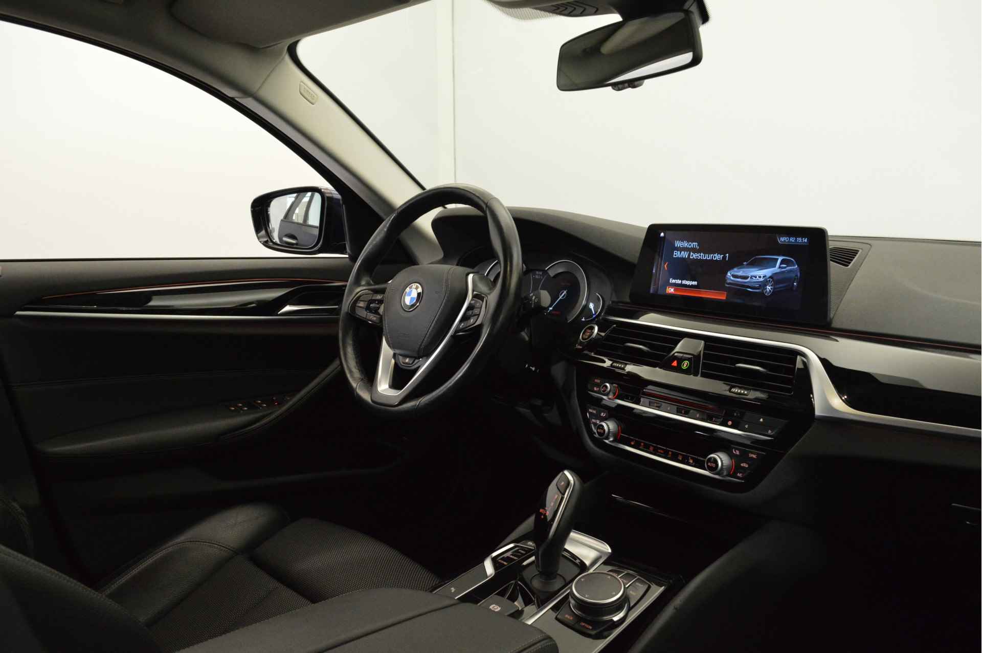 BMW 5 Serie Touring 520i High Executive Sport Line Automaat / Trekhaak / Sportstoelen / Stoelverwarming / Parking Assistant / Verwarmd stuurwiel / Navigatie Professional - 10/22