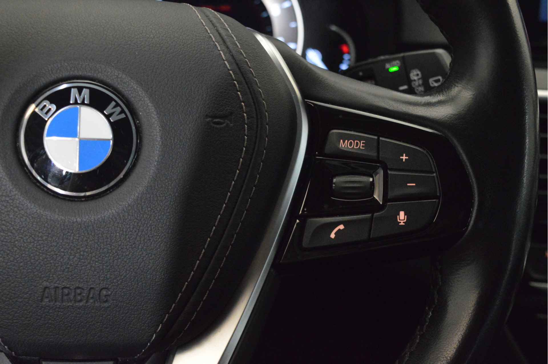 BMW 5 Serie Touring 520i High Executive Sport Line Automaat / Trekhaak / Sportstoelen / Stoelverwarming / Parking Assistant / Verwarmd stuurwiel / Navigatie Professional - 14/22