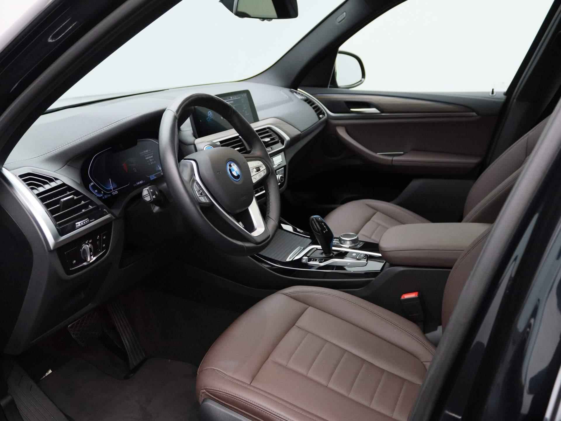 BMW iX3 Executive 80 kWh | Navigatie | Lederen Bekleding | Lichtmetalen Velgen | Panoramadak | Parkeersensoren | LED | Camera | - 17/46