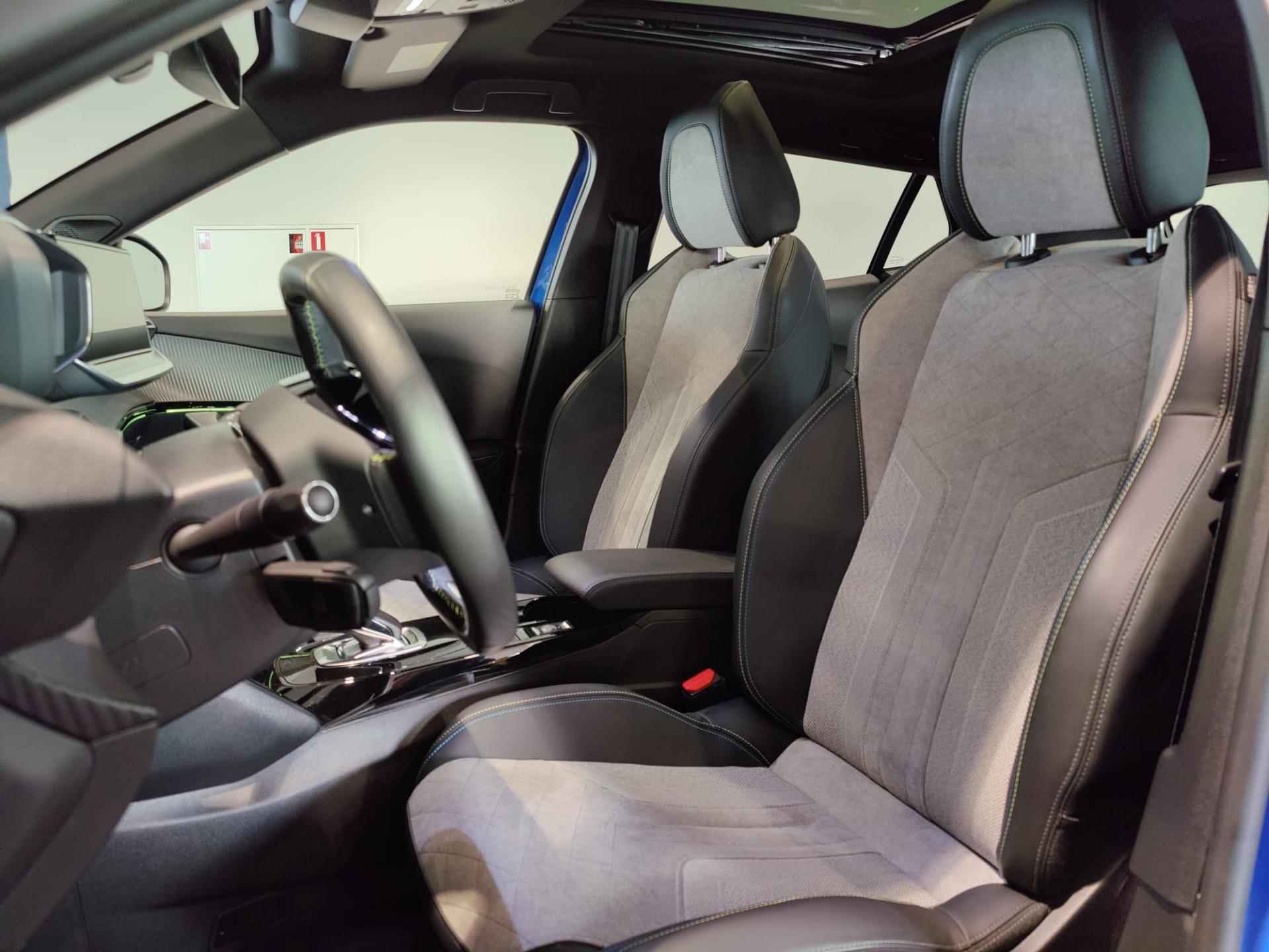Peugeot e-2008 SUV GT Pack EV 3-FASEN 50kWh 136pk 12% BIJTELLING! | SCHUIF/KANTELDAK | ALCANTARA/LEDER | ADAPTIVE CRUISE | KEYLESS ENTRY | STOELVERW. | DAB+ | 18" LM-VELGEN - 20/70