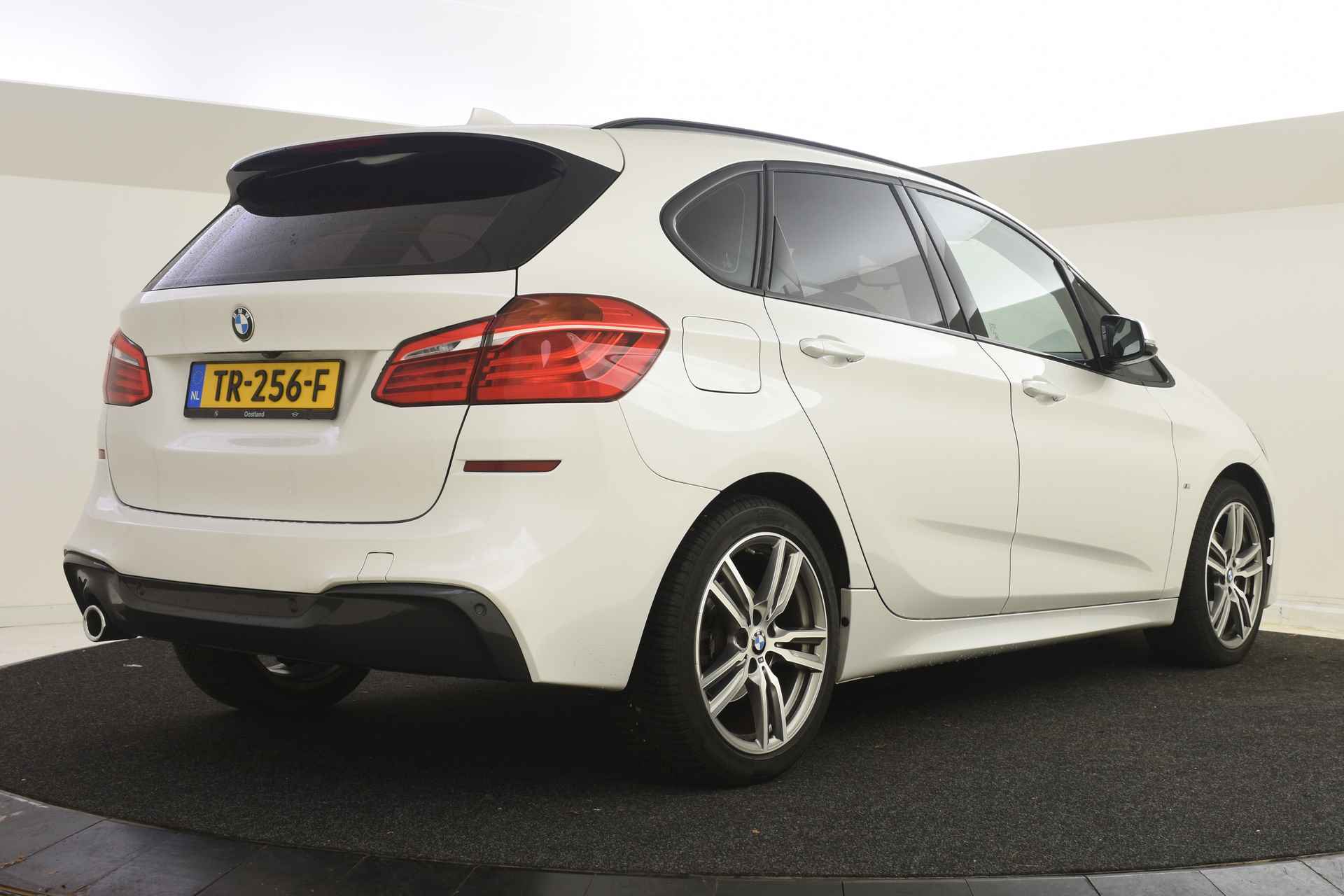 BMW 2 Serie Active Tourer 218i High Executive M Sport Automaat / Panoramadak / Sportstoelen / Stoelverwarming / LED / Head-Up / Park Assistant / Cruise Control / Navigatie Plus - 3/41