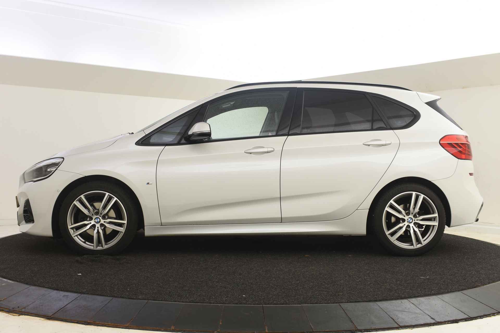 BMW 2 Serie Active Tourer 218i High Executive M Sport Automaat / Panoramadak / Sportstoelen / Stoelverwarming / LED / Head-Up / Park Assistant / Cruise Control / Navigatie Plus - 4/41