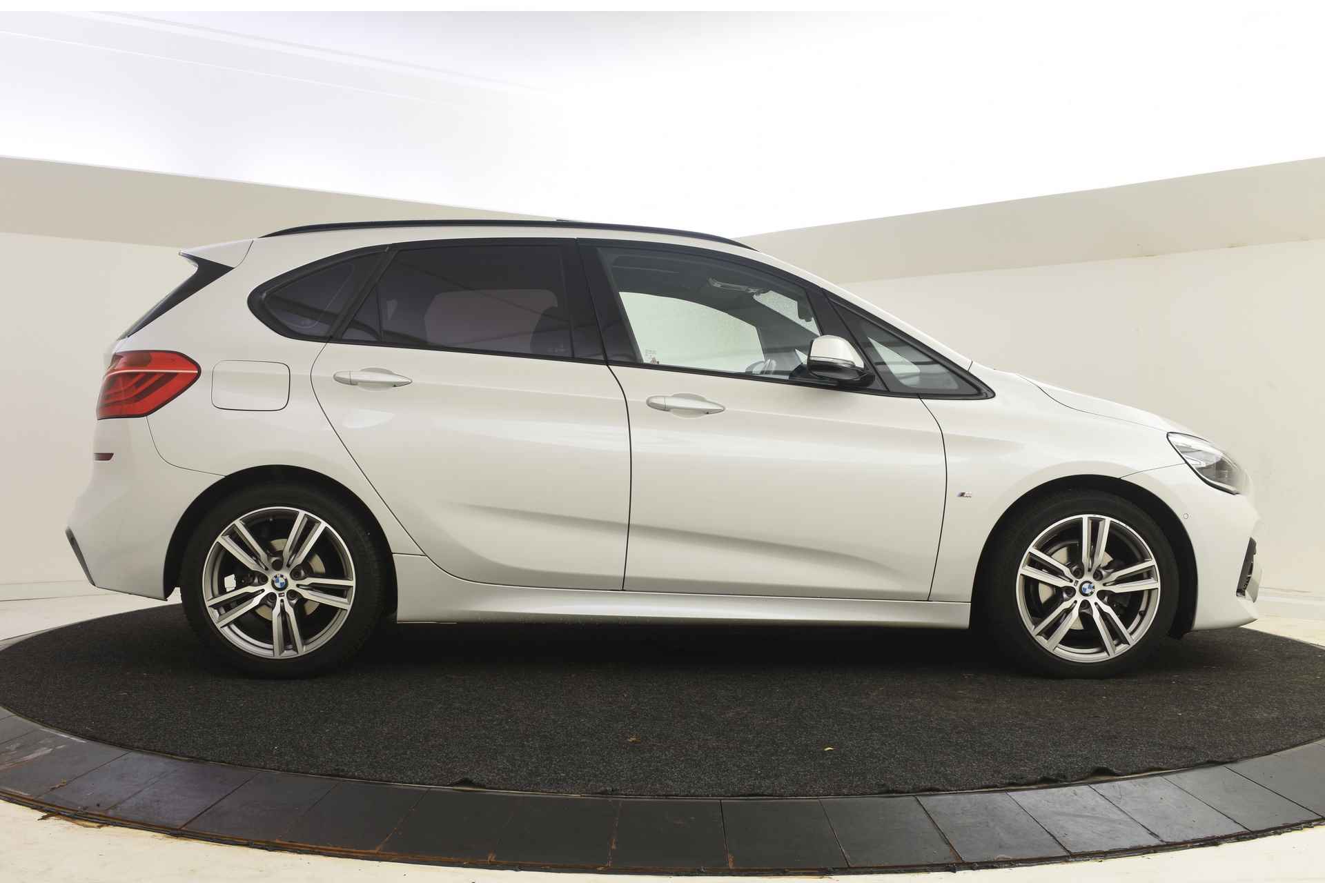 BMW 2 Serie Active Tourer 218i High Executive M Sport Automaat / Panoramadak / Sportstoelen / Stoelverwarming / LED / Head-Up / Park Assistant / Cruise Control / Navigatie Plus - 12/41