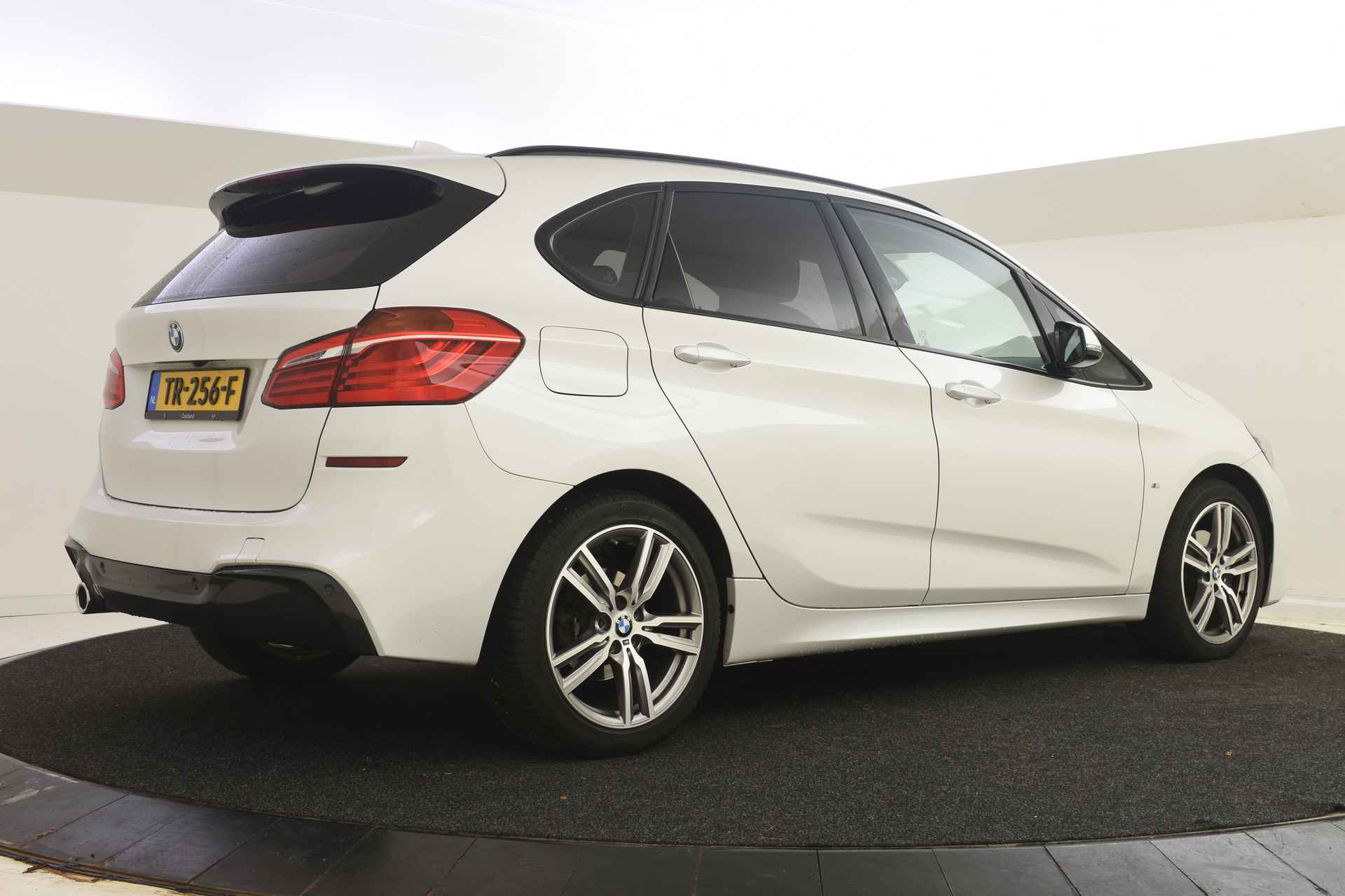 BMW 2 Serie Active Tourer 218i High Executive M Sport Automaat / Panoramadak / Sportstoelen / Stoelverwarming / LED / Head-Up / Park Assistant / Cruise Control / Navigatie Plus - 14/41