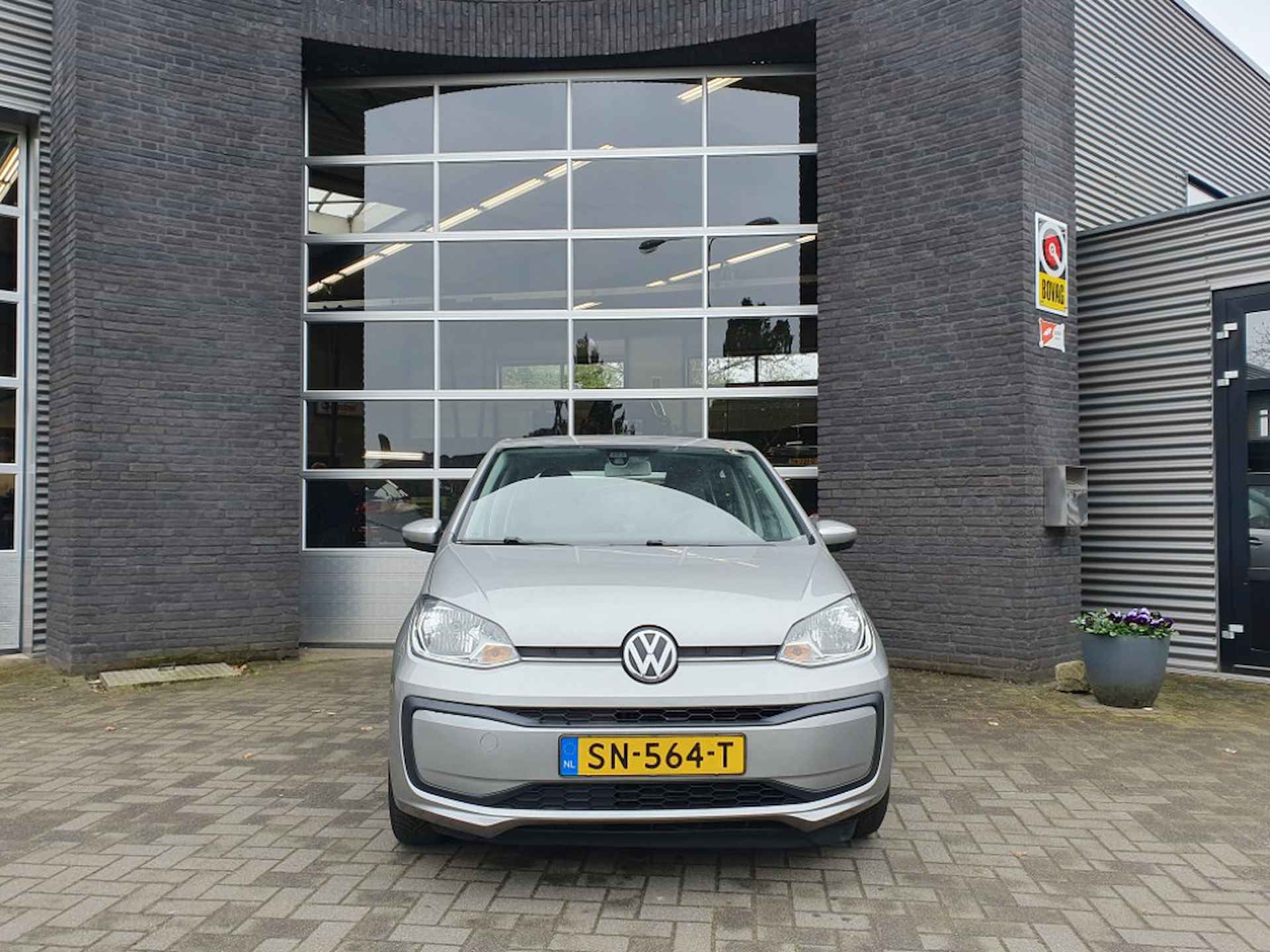Volkswagen Up! 1.0 BMT move up! blue tooth, airco, centrale vergrendeling. - 2/12