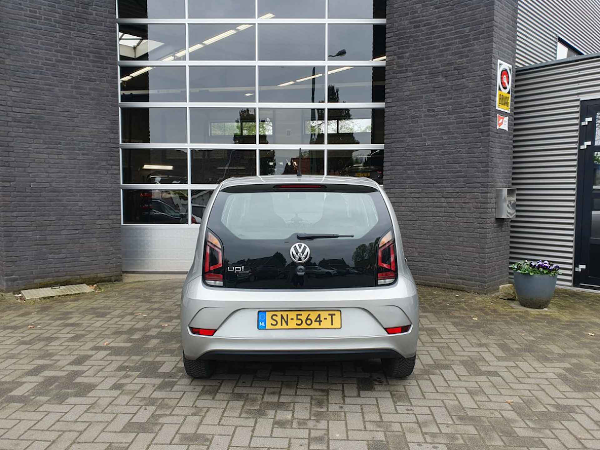 Volkswagen Up! 1.0 BMT move up! blue tooth, airco, centrale vergrendeling. - 10/12