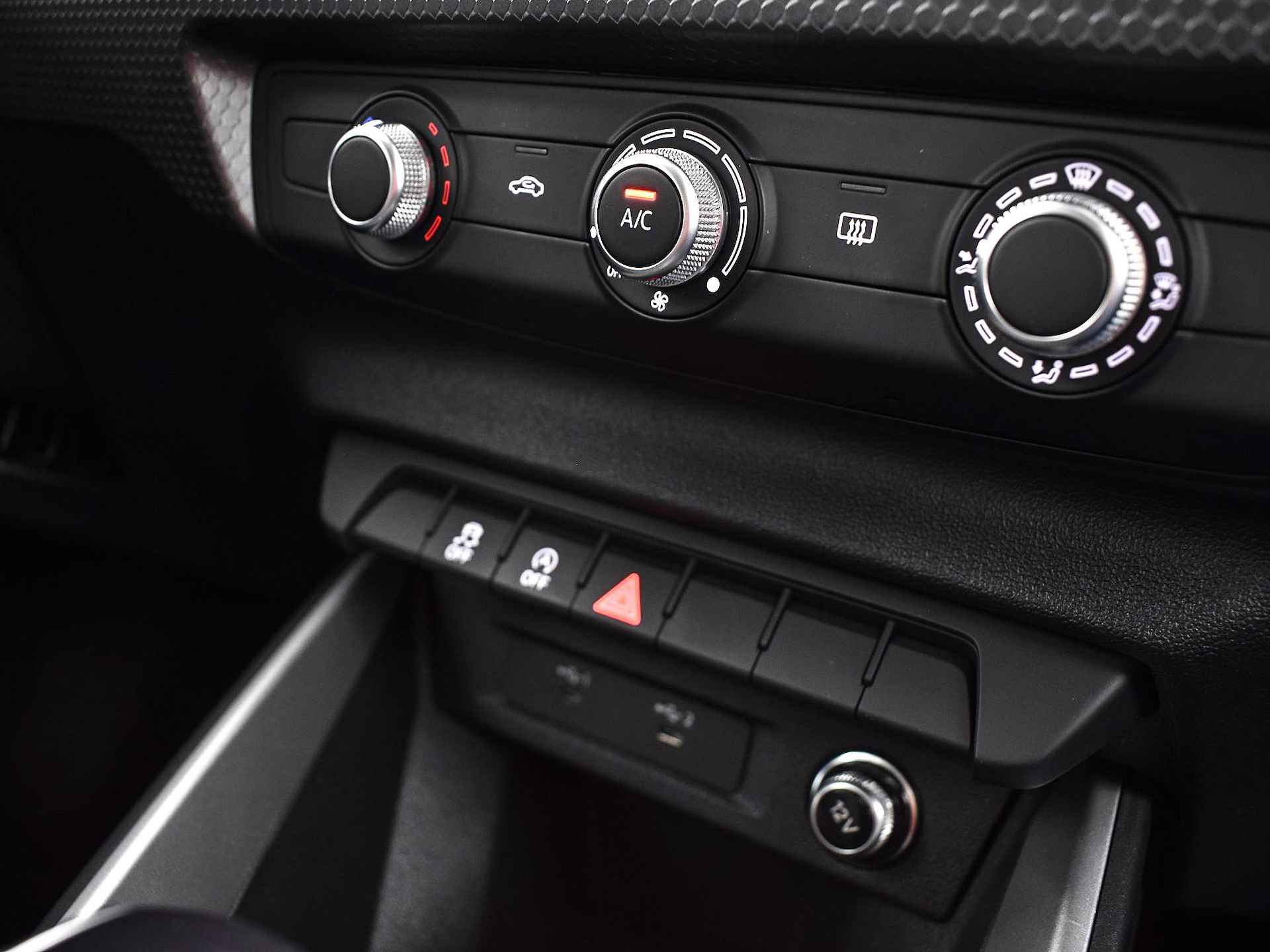 Audi A1 Sportback 25 Tfsi 95pk S-Tronic Advanced edition | Airco | Cruise Control | P-Sensoren | DAB | Smartphone Interface | Spraakherkenning | Getint Glas | 17'' Inch | Garantie t/m 09-05-2026 of 100.000km - 30/31
