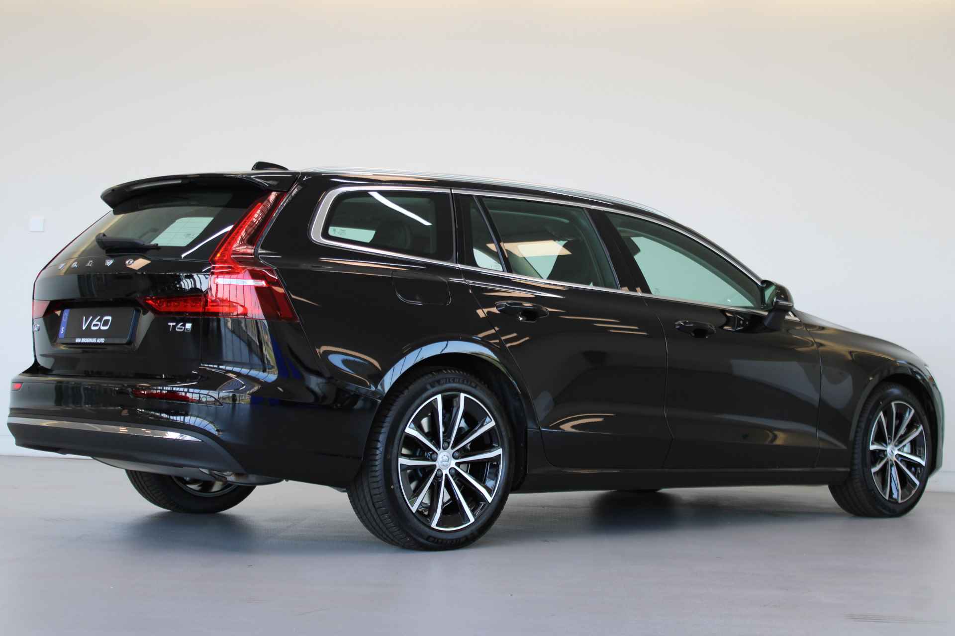 Volvo V60 T6 350PK AWD Essential | Pilot Assist | Blis | Achterbank verw | Lendensteun | Park Assist - 3/47