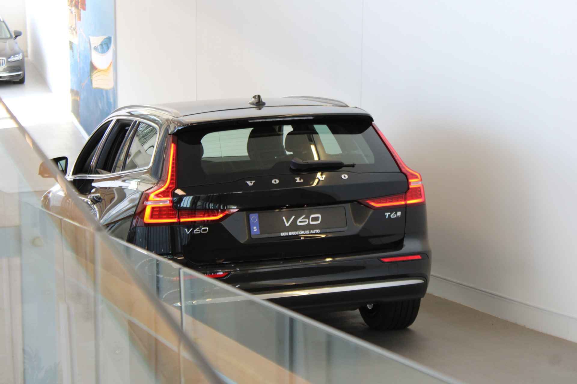 Volvo V60 T6 350PK AWD Essential | Pilot Assist | Blis | Achterbank verw | Lendensteun | Park Assist - 46/47