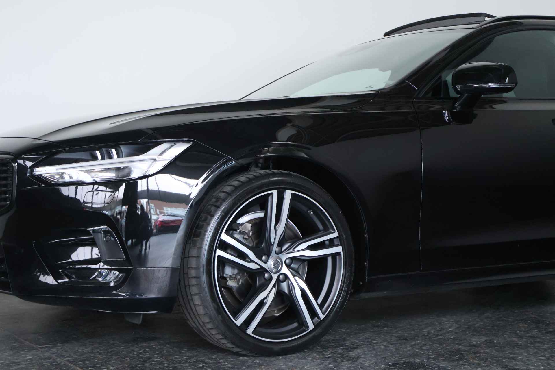 Volvo V90 2.0 D5 AWD R-Design Panorama / Opendak / HUD / Leder / B&W / Pilot Assist - 36/37