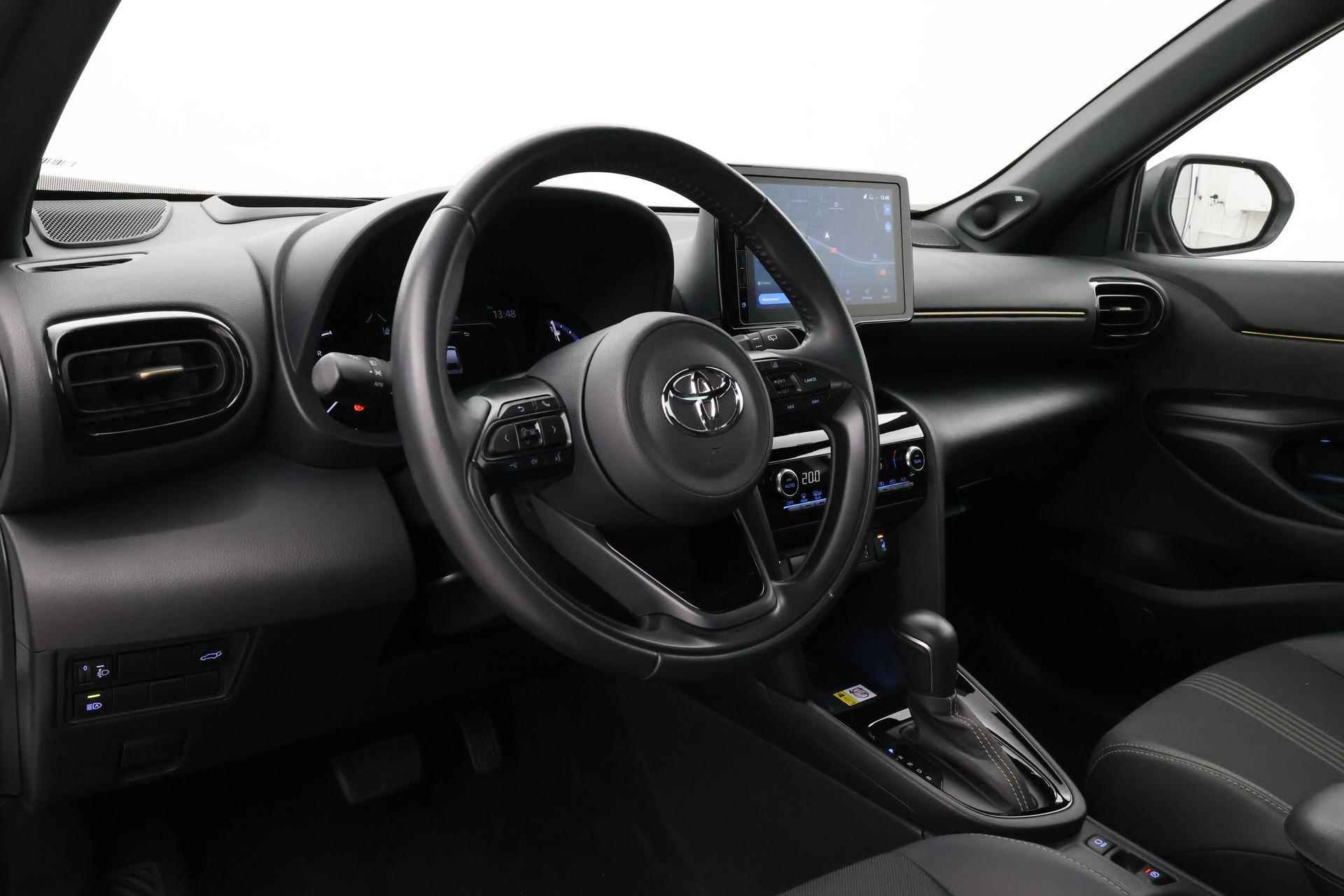 Toyota Yaris Cross 1.5 Hybrid Adventure | Panoramadak | Navigatie | JBL | 18 inch | Head-up display - 2/41