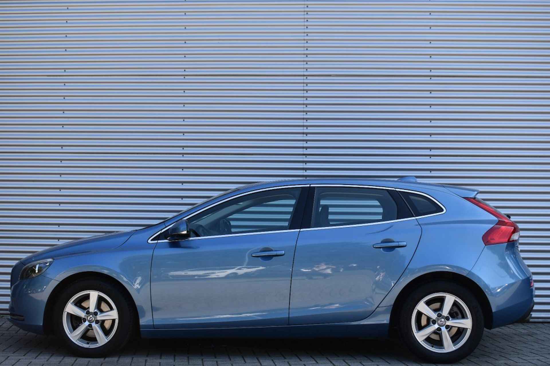 VOLVO V40 1.6 T2 MOMENTUM / AIRCO / CRUISE / NAVI / NL-AUTO - 2/37