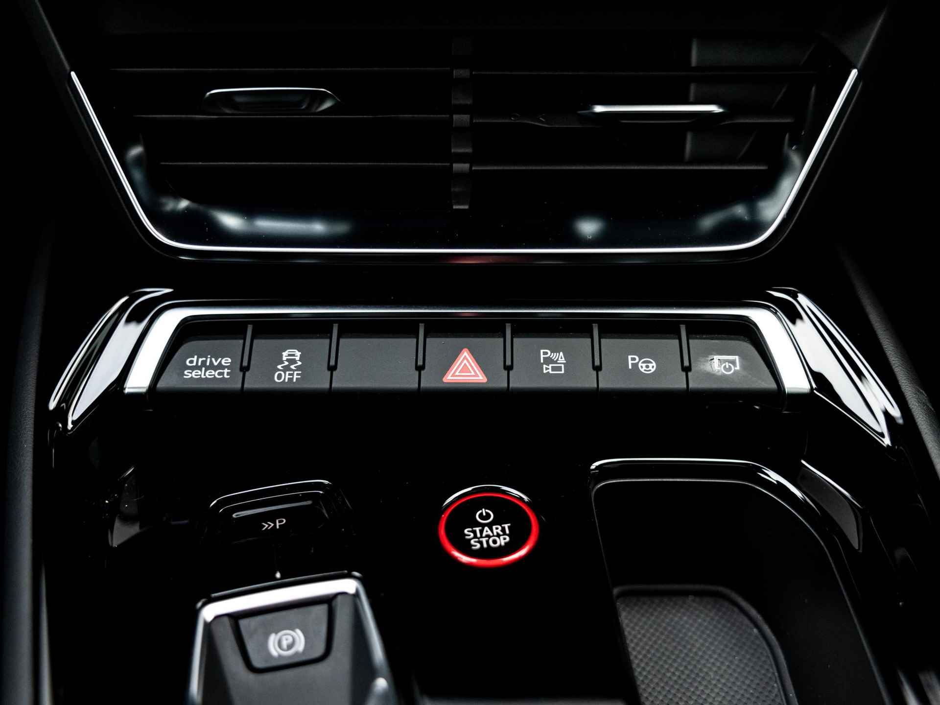 Audi e-tron GT GT 93 kWh | PANORAMADAK | SFEERVERLICHTING | ADAPTIEVE CRUISECONTROL | LUCHTVERING | TOPVIEW CAMERA | 21” VELGEN | HULPPAKKET PLUS | AFGEVLAKT STUUR | ACHTERBANKVERWARMING | - 33/57