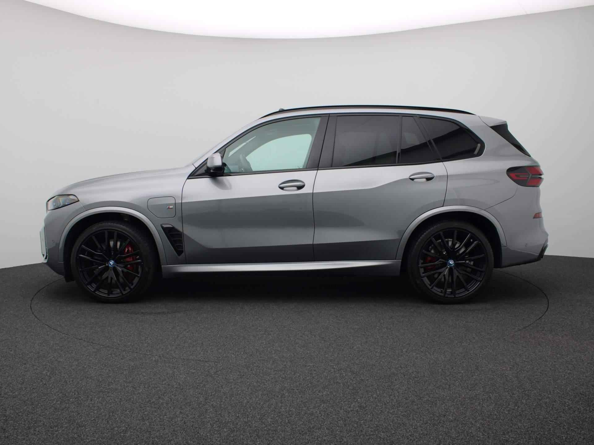 BMW X5 xDrive50e M-Sport 490PK Aut. Led matrix, luchtvering, trekhaak, elek. verstelbare voorstoelen, stuur-stoelverwarming, 360gr. camera, schuif-kanteldak, Harmann Kardon audio, Head-up display, 22" lichtmetaal - 2/67