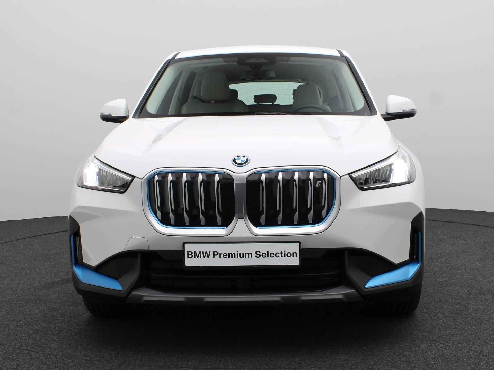 BMW iX1 xDrive30 Launch Edition | Adaptief M Onderstel | Parking Assistant | DAB | 17'' - 3/23