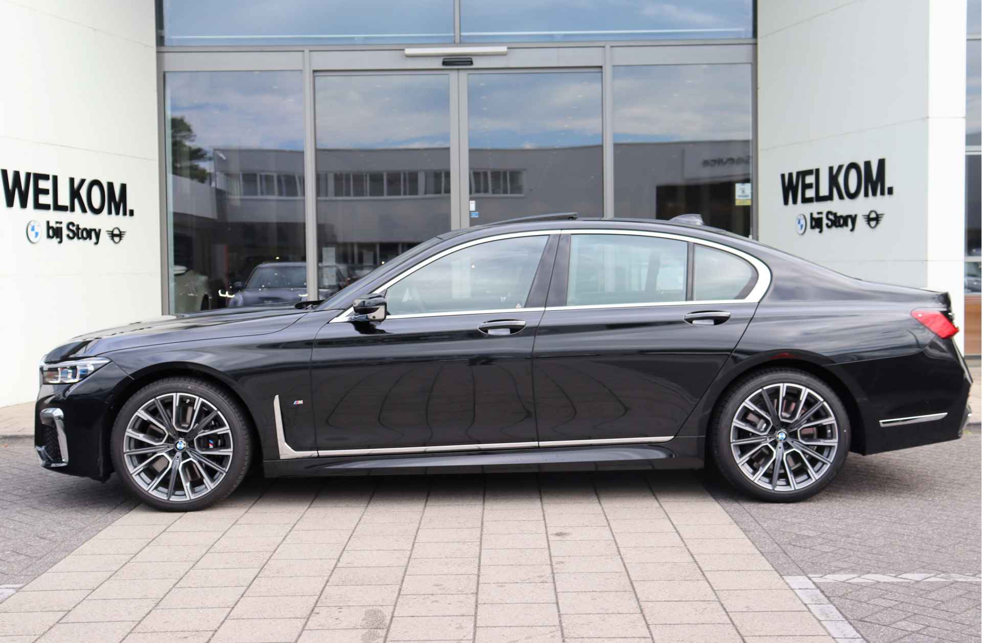 BMW 7 Serie 740d xDrive High Executive M-Sport Automaat / Panoramadak / Laserlicht / Harman Kardon / Adaptive Cruise Control / Surround View / Stoelventilatie / DAB / Softclose / Comfort Access - 7/34