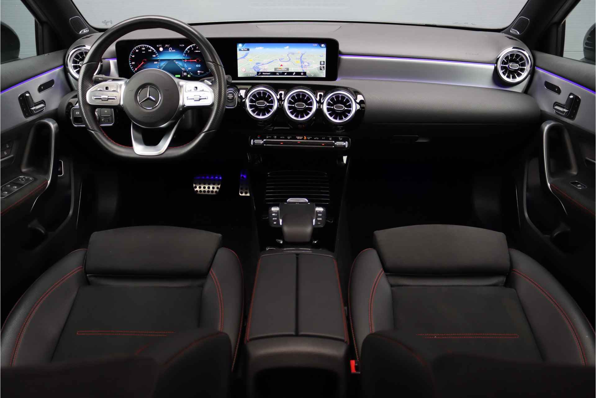 Mercedes-Benz A-Klasse 250 e AMG Line Aut8, Hybride, Panoramadak, Burmester, Keyless Go, Distronic+, Camera, Nightpakket, Widescreen, Sfeerverlichting, Rijassistentiepakket, Etc. - 3/45