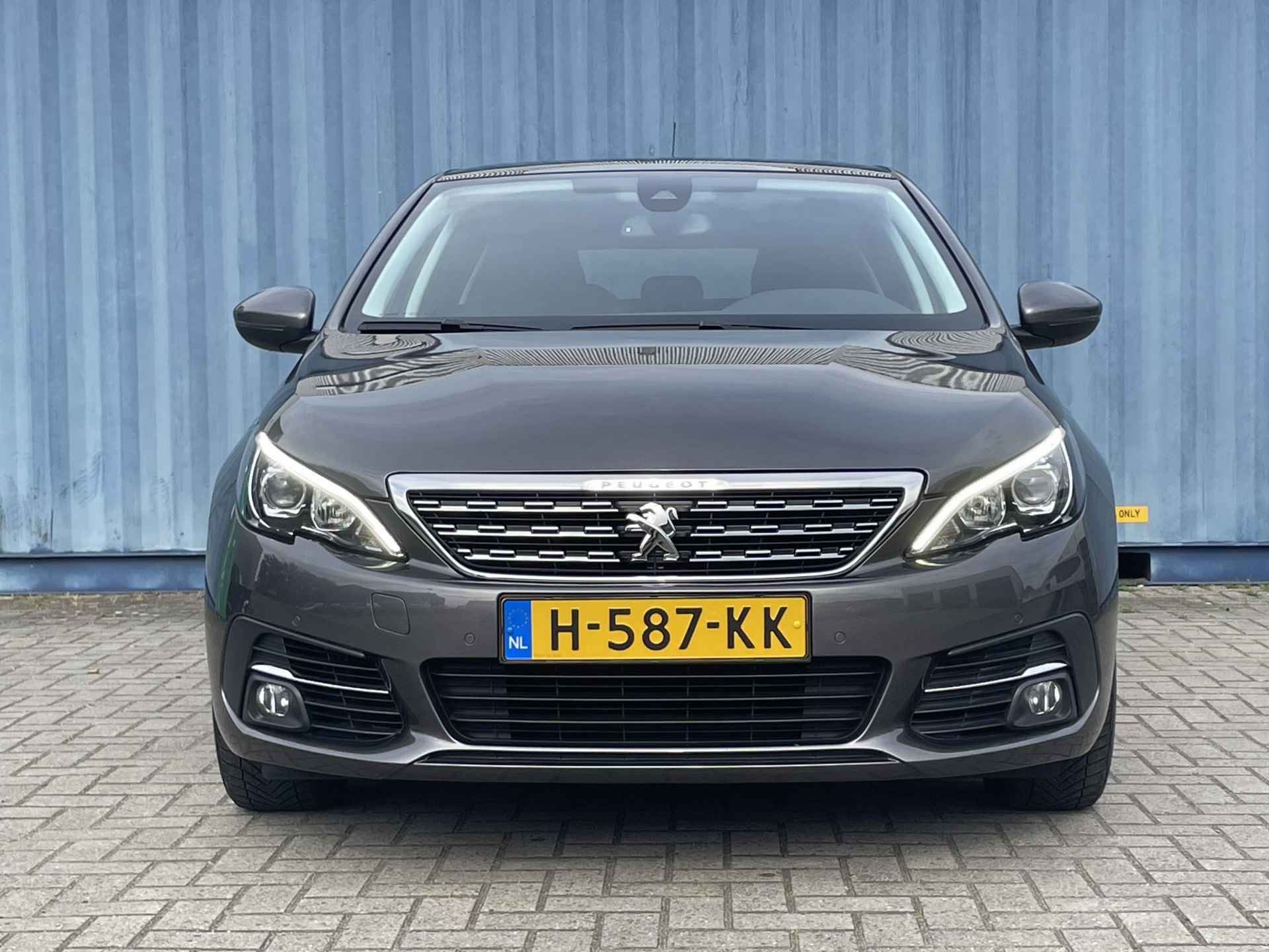 Peugeot 308 1.2 Premium 130 PK l Achteruitrijcamera l Climate Control l Apple Carplay/ Android auto l Armsteun l Cruise Control l DAB l Getinte ramen l 16" Lichtmetalen velgen l Navigatie l Panoramadak l Parkeersensoren V+A l Rijstrooksensoren l - 3/36