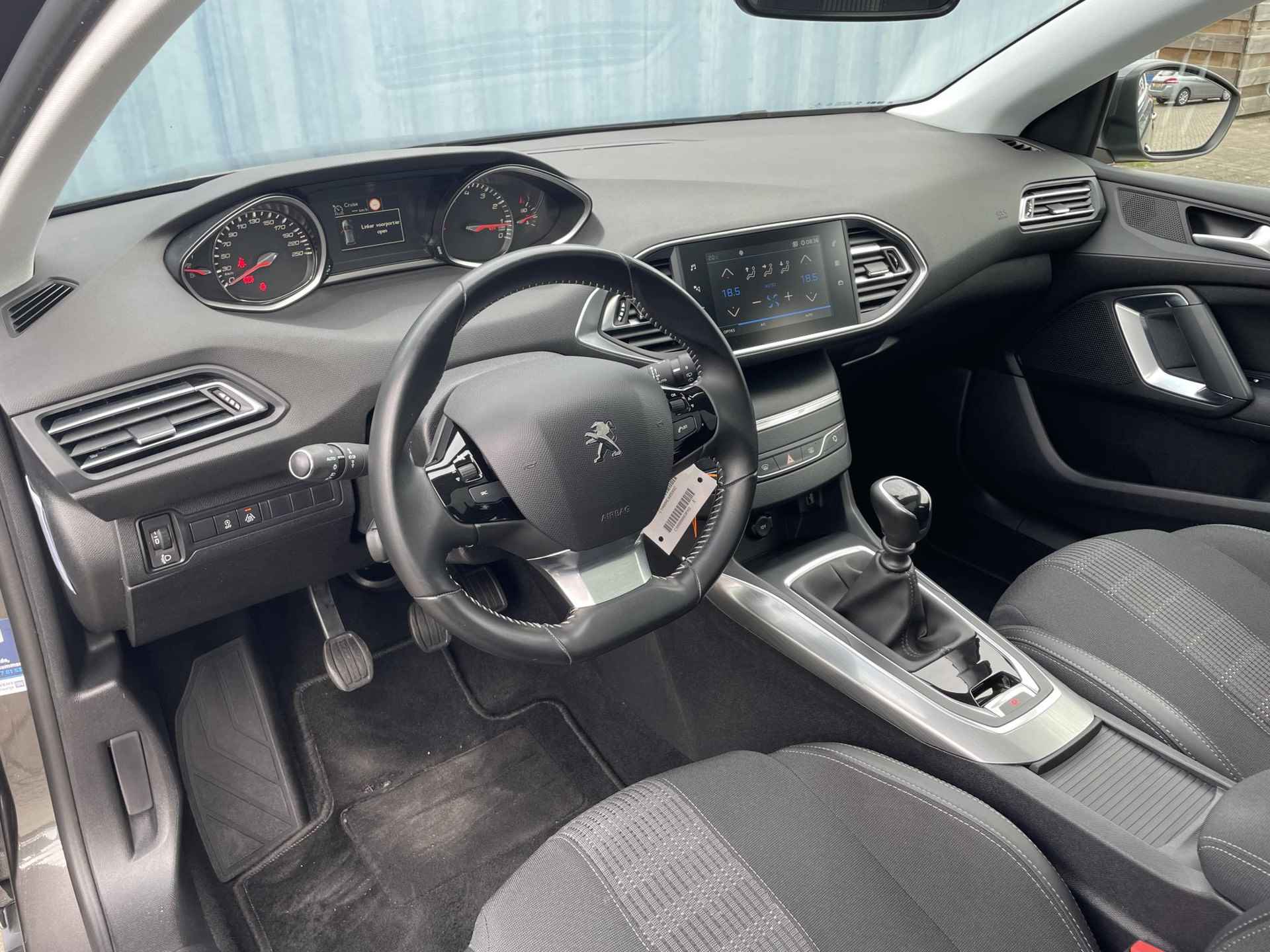 Peugeot 308 1.2 Premium 130 PK l Achteruitrijcamera l Climate Control l Apple Carplay/ Android auto l Armsteun l Cruise Control l DAB l Getinte ramen l 16" Lichtmetalen velgen l Navigatie l Panoramadak l Parkeersensoren V+A l Rijstrooksensoren l - 13/36