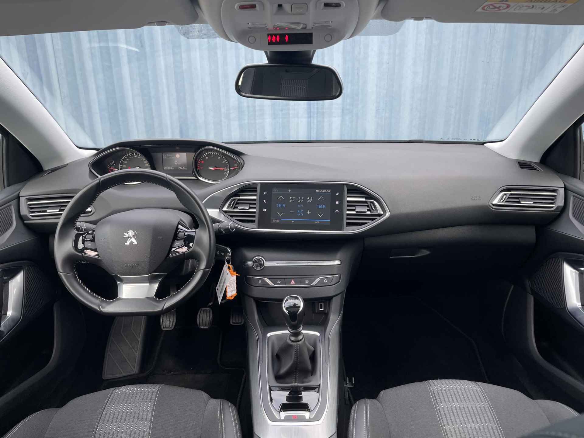 Peugeot 308 1.2 Premium 130 PK l Achteruitrijcamera l Climate Control l Apple Carplay/ Android auto l Armsteun l Cruise Control l DAB l Getinte ramen l 16" Lichtmetalen velgen l Navigatie l Panoramadak l Parkeersensoren V+A l Rijstrooksensoren l - 17/36