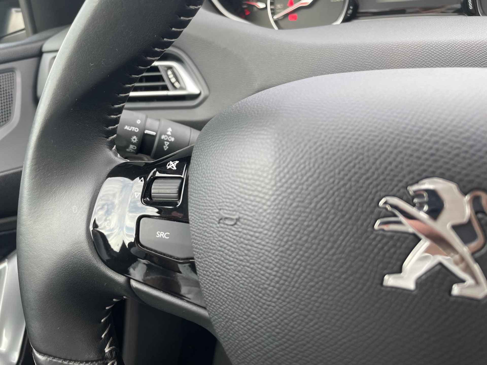 Peugeot 308 1.2 Premium 130 PK l Achteruitrijcamera l Climate Control l Apple Carplay/ Android auto l Armsteun l Cruise Control l DAB l Getinte ramen l 16" Lichtmetalen velgen l Navigatie l Panoramadak l Parkeersensoren V+A l Rijstrooksensoren l - 21/36