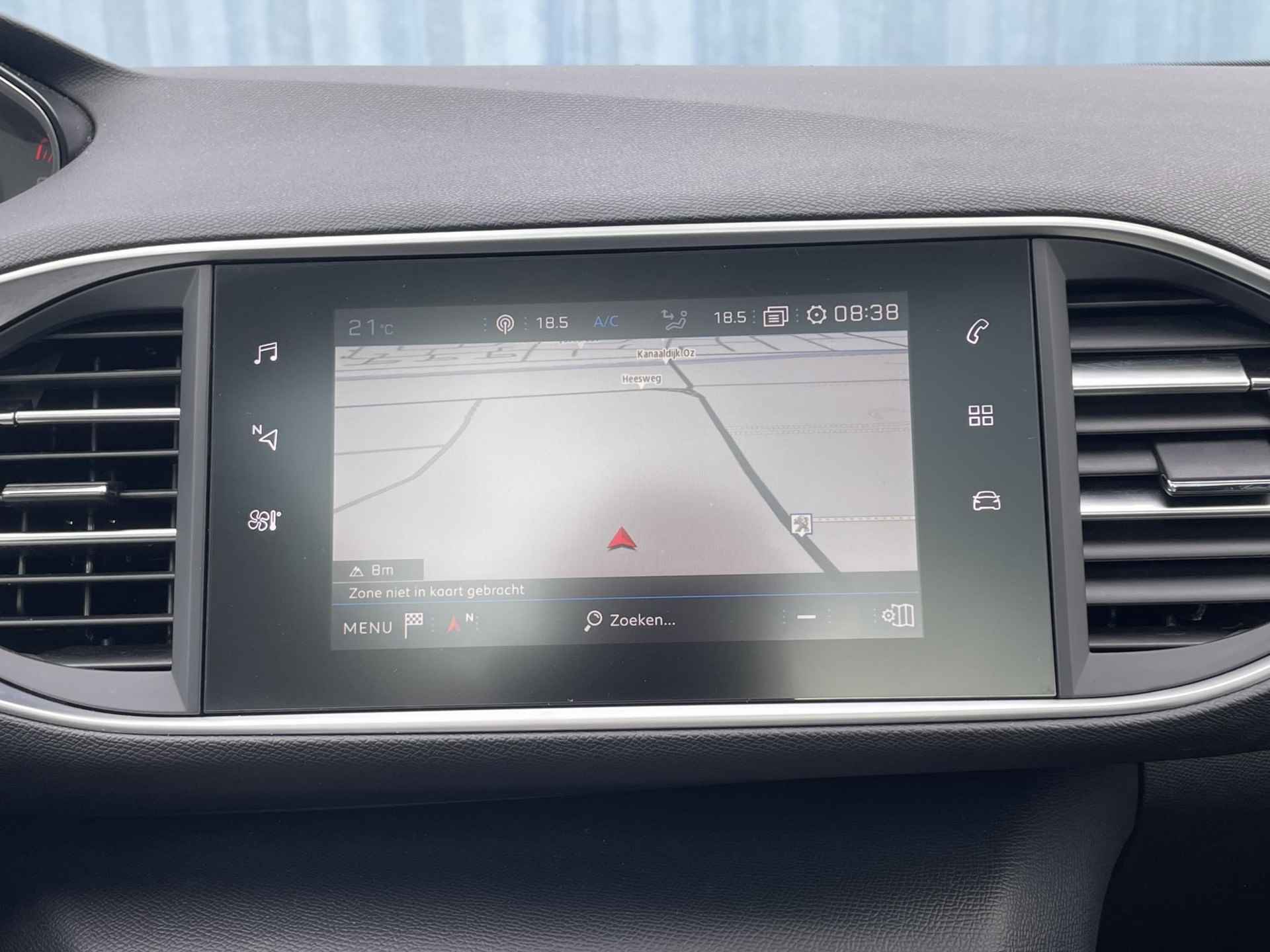 Peugeot 308 1.2 Premium 130 PK l Achteruitrijcamera l Climate Control l Apple Carplay/ Android auto l Armsteun l Cruise Control l DAB l Getinte ramen l 16" Lichtmetalen velgen l Navigatie l Panoramadak l Parkeersensoren V+A l Rijstrooksensoren l - 24/36