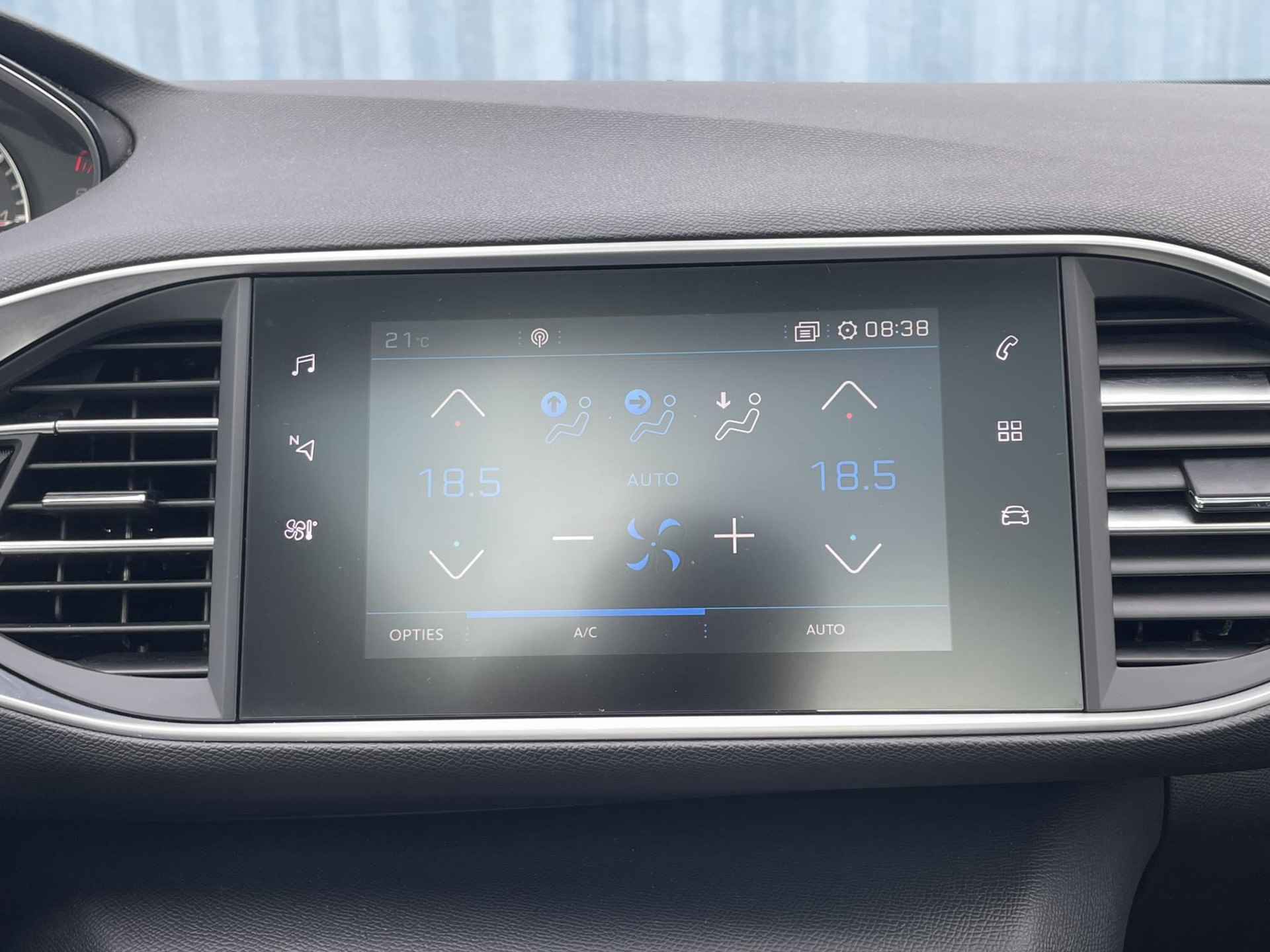 Peugeot 308 1.2 Premium 130 PK l Achteruitrijcamera l Climate Control l Apple Carplay/ Android auto l Armsteun l Cruise Control l DAB l Getinte ramen l 16" Lichtmetalen velgen l Navigatie l Panoramadak l Parkeersensoren V+A l Rijstrooksensoren l - 27/36