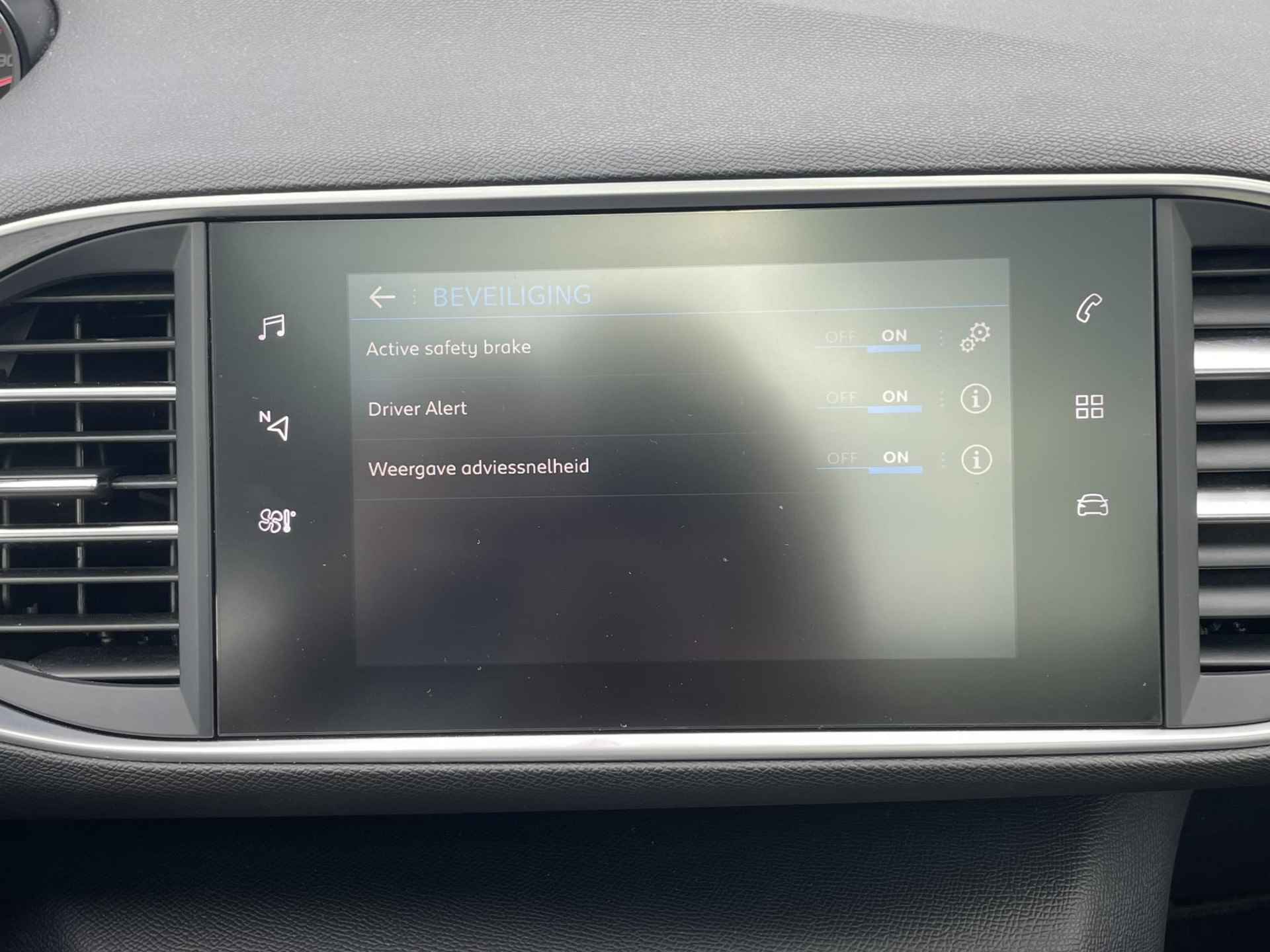 Peugeot 308 1.2 Premium 130 PK l Achteruitrijcamera l Climate Control l Apple Carplay/ Android auto l Armsteun l Cruise Control l DAB l Getinte ramen l 16" Lichtmetalen velgen l Navigatie l Panoramadak l Parkeersensoren V+A l Rijstrooksensoren l - 33/36