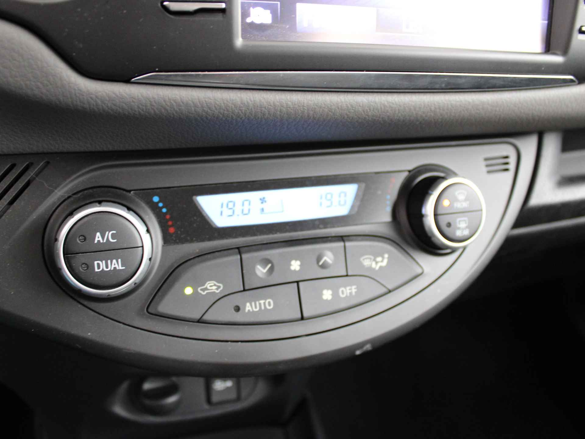 Toyota Yaris 1.0 VVT-i Aspiration | Camera | Climate control | Bluetooth | - 11/41