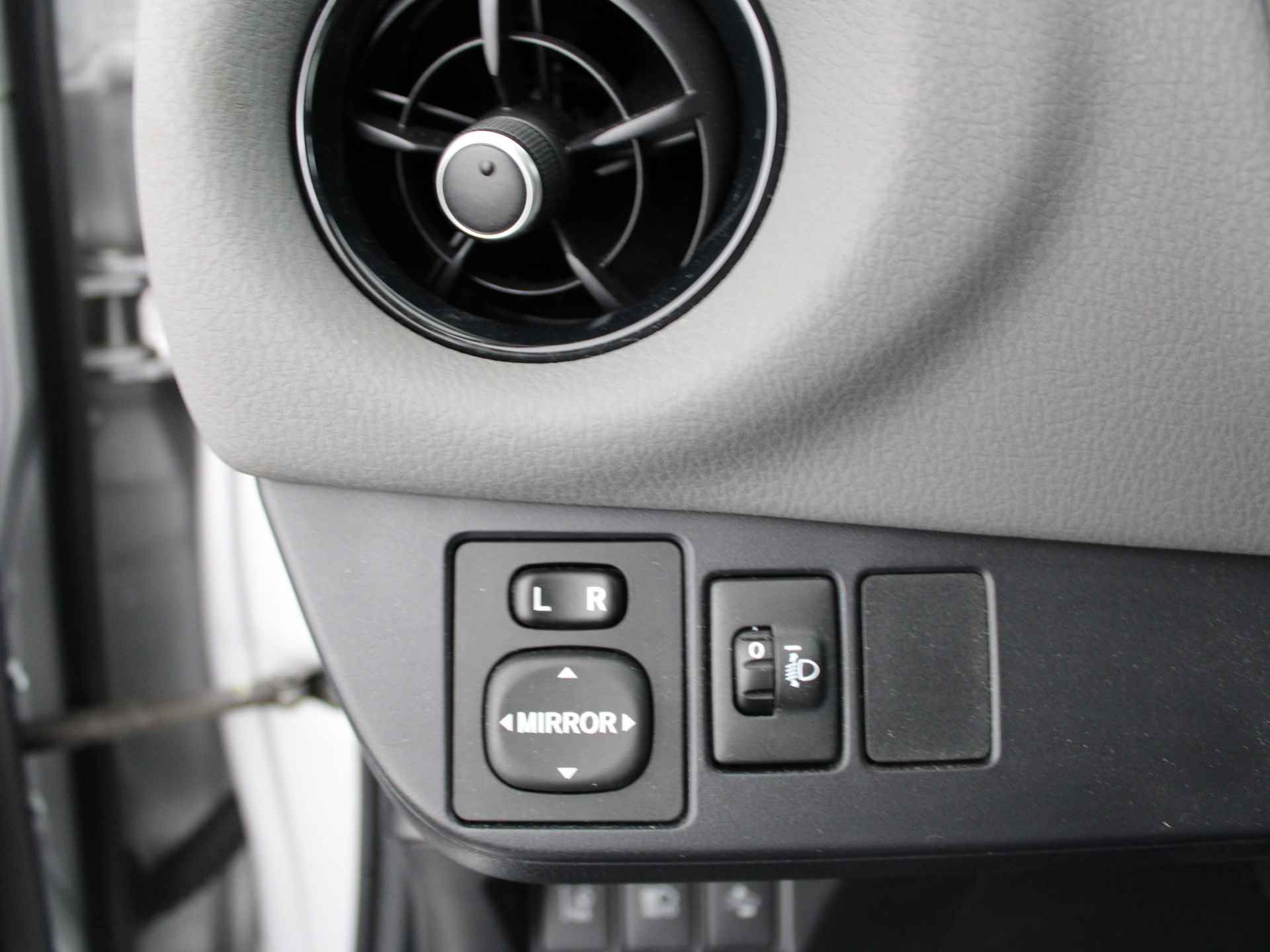 Toyota Yaris 1.0 VVT-i Aspiration | Camera | Climate control | Bluetooth | - 34/41