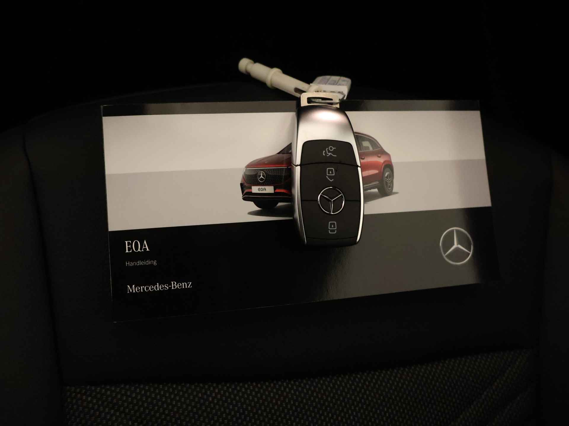 Mercedes-Benz EQA 250+ Essential Line 71 kWh | Parkeerpakket met achteruitrijcamera | Dodehoekassistent | Sfeerverlichting | EASY PACK achterklep | Extra USB-poorten | Verwarmde stoelen vooraan | Spiegelpakket | - 26/39