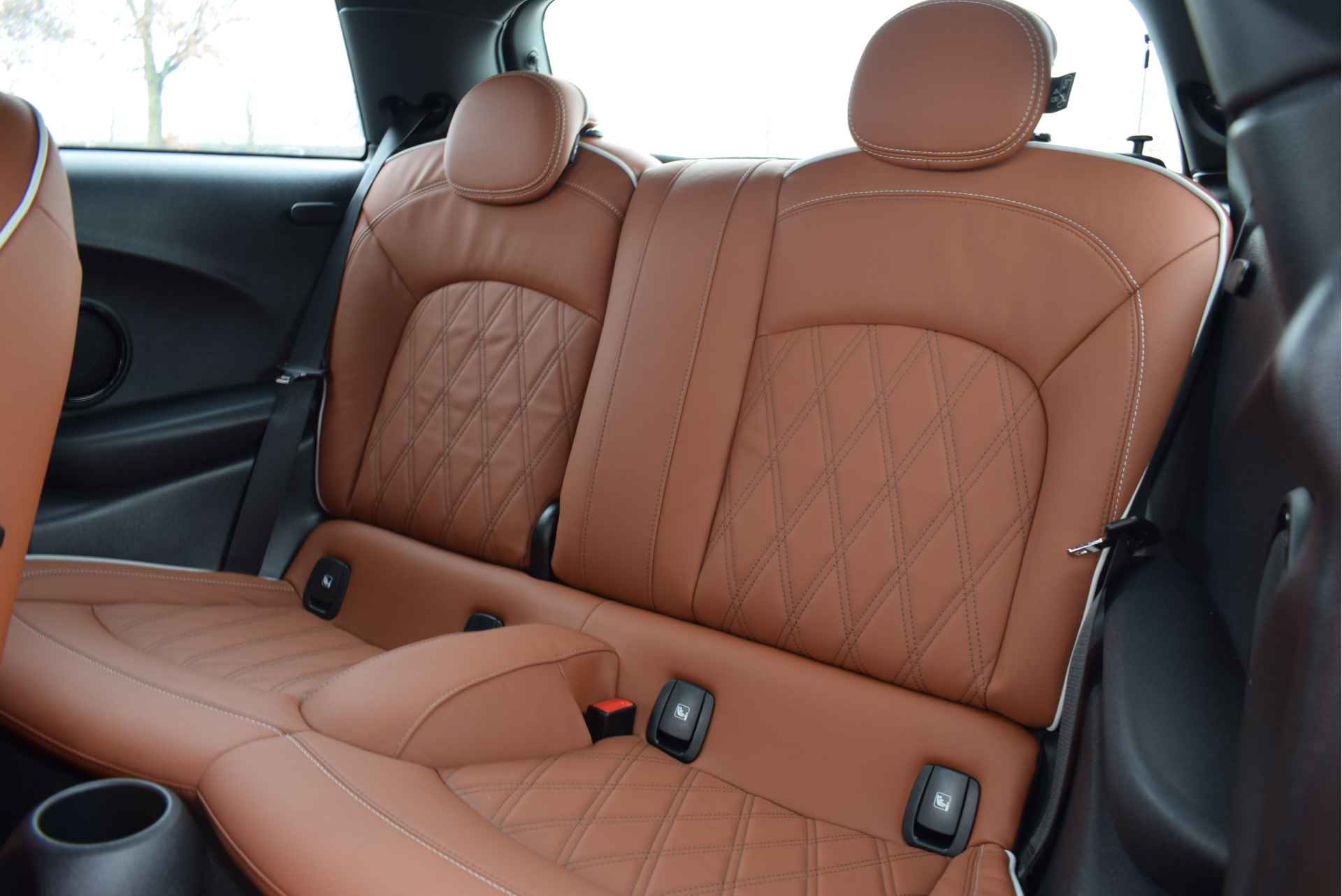 MINI Hatchback Cooper Camden Classic Automaat / Premium Go Pakket / Achteruitrijcamera / Sportstoelen / Adaptieve LED / Park Assistant / Comfort Access / Stoelverwarming - 6/25