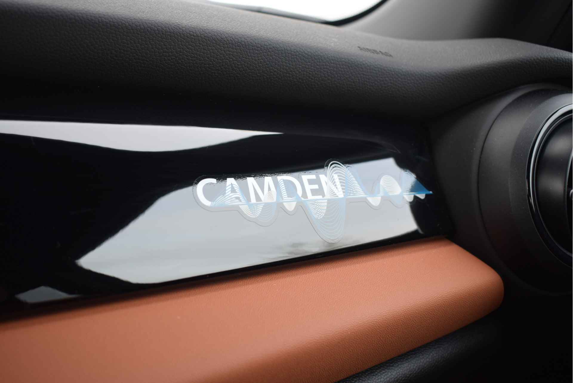 MINI Hatchback Cooper Camden Classic Automaat / Premium Go Pakket / Achteruitrijcamera / Sportstoelen / Adaptieve LED / Park Assistant / Comfort Access / Stoelverwarming - 22/25