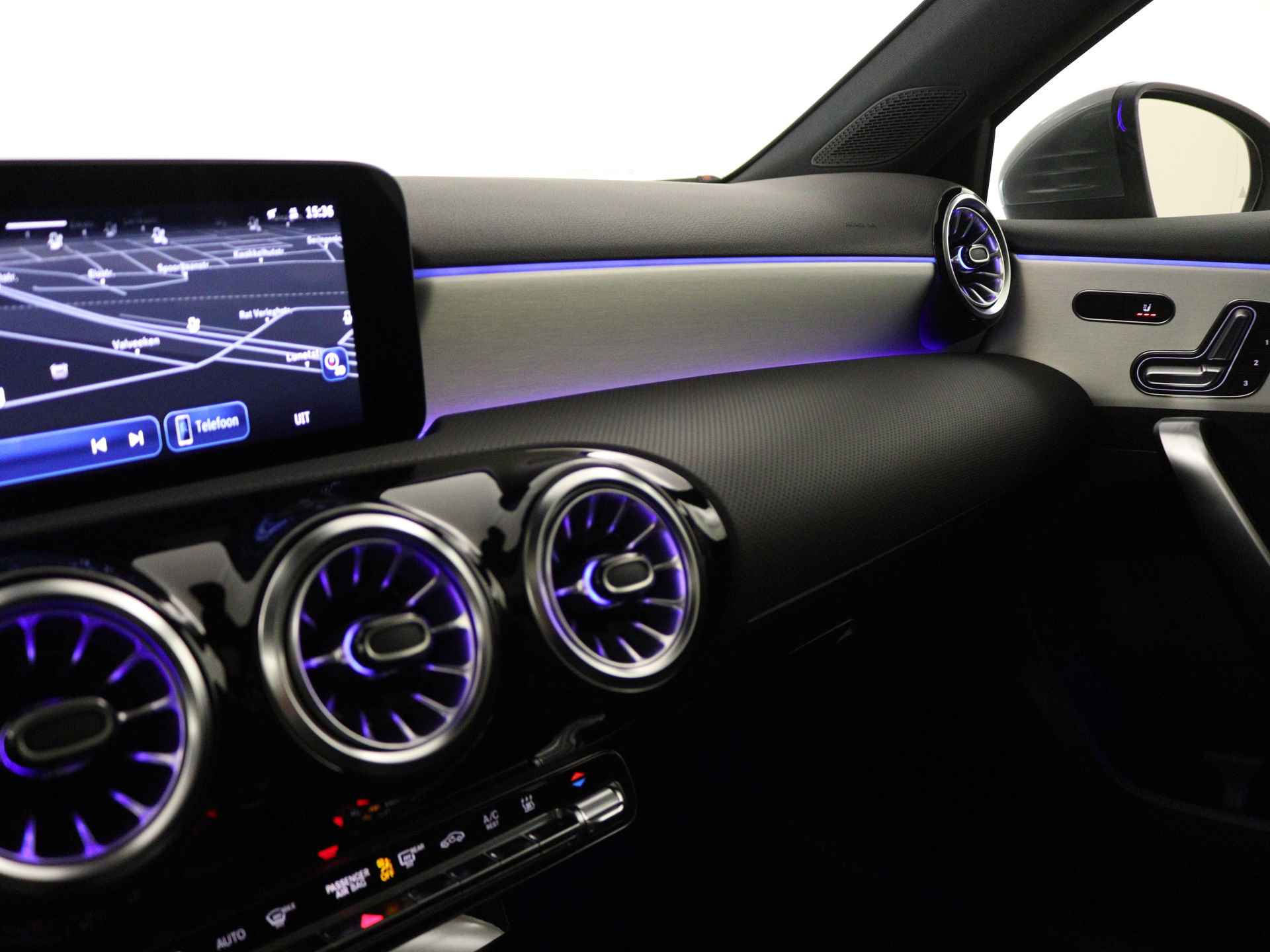 Mercedes-Benz A-Klasse 250 e AMG Line | Premium Plus Pack | Smartphone integratie | Panoramaschuifdak | Sfeerverlichting Extra USB-poorten | Dodehoekassistent | Parkeerpakket met 360°-camera | - 7/36