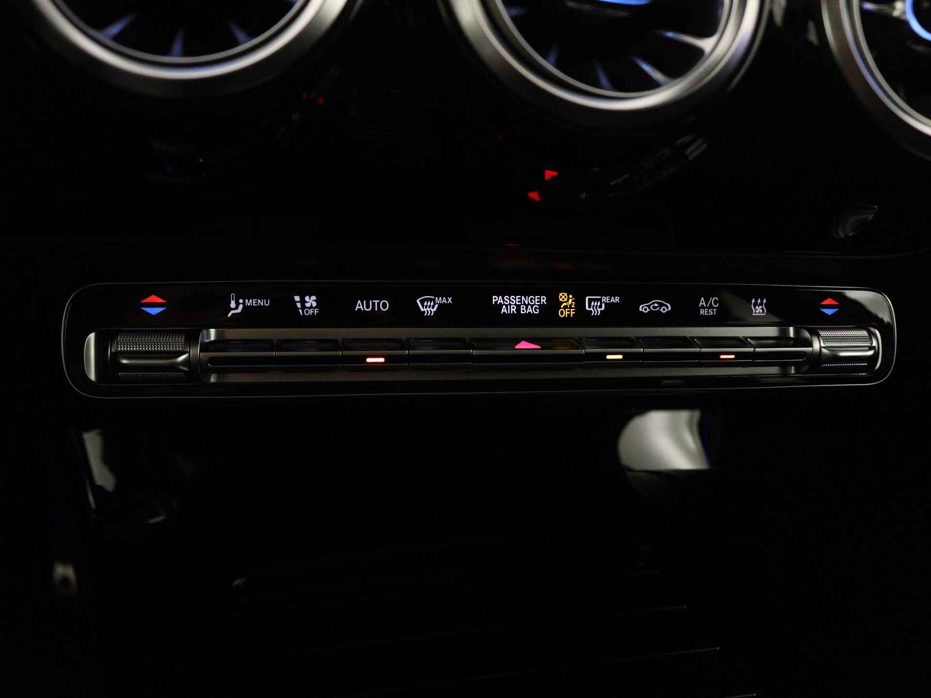 Mercedes-Benz A-Klasse 250 e AMG Line | Premium Plus Pack | Smartphone integratie | Panoramaschuifdak | Sfeerverlichting Extra USB-poorten | Dodehoekassistent | Parkeerpakket met 360°-camera | - 9/36
