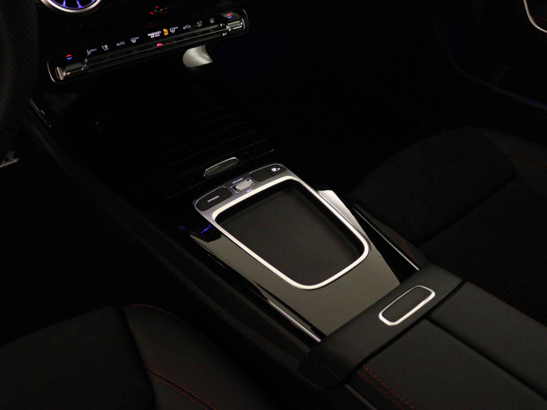 Mercedes-Benz A-Klasse 250 e AMG Line | Premium Plus Pack | Smartphone integratie | Panoramaschuifdak | Sfeerverlichting Extra USB-poorten | Dodehoekassistent | Parkeerpakket met 360°-camera | - 10/36