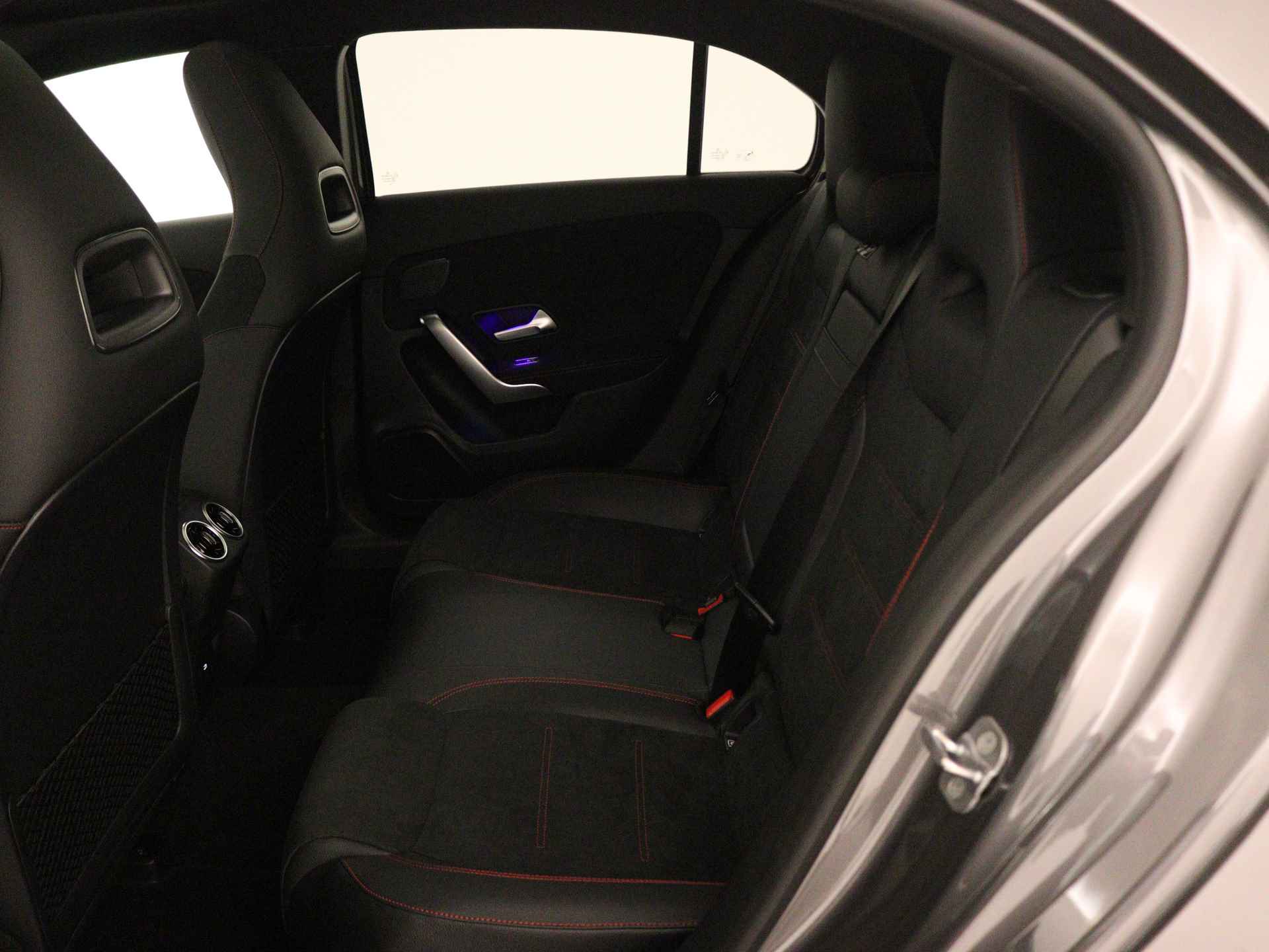 Mercedes-Benz A-Klasse 250 e AMG Line | Premium Plus Pack | Smartphone integratie | Panoramaschuifdak | Sfeerverlichting Extra USB-poorten | Dodehoekassistent | Parkeerpakket met 360°-camera | - 17/36