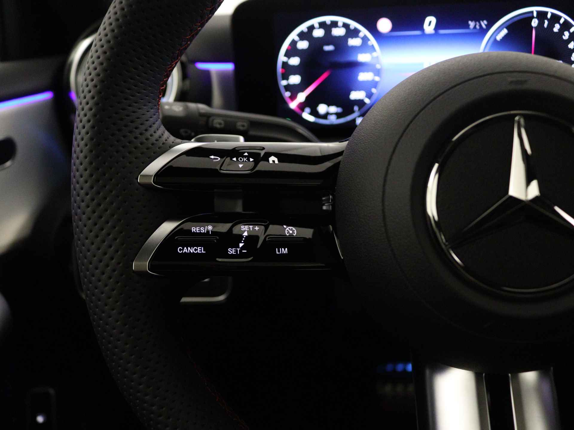 Mercedes-Benz A-Klasse 250 e AMG Line | Premium Plus Pack | Smartphone integratie | Panoramaschuifdak | Sfeerverlichting Extra USB-poorten | Dodehoekassistent | Parkeerpakket met 360°-camera | - 18/36