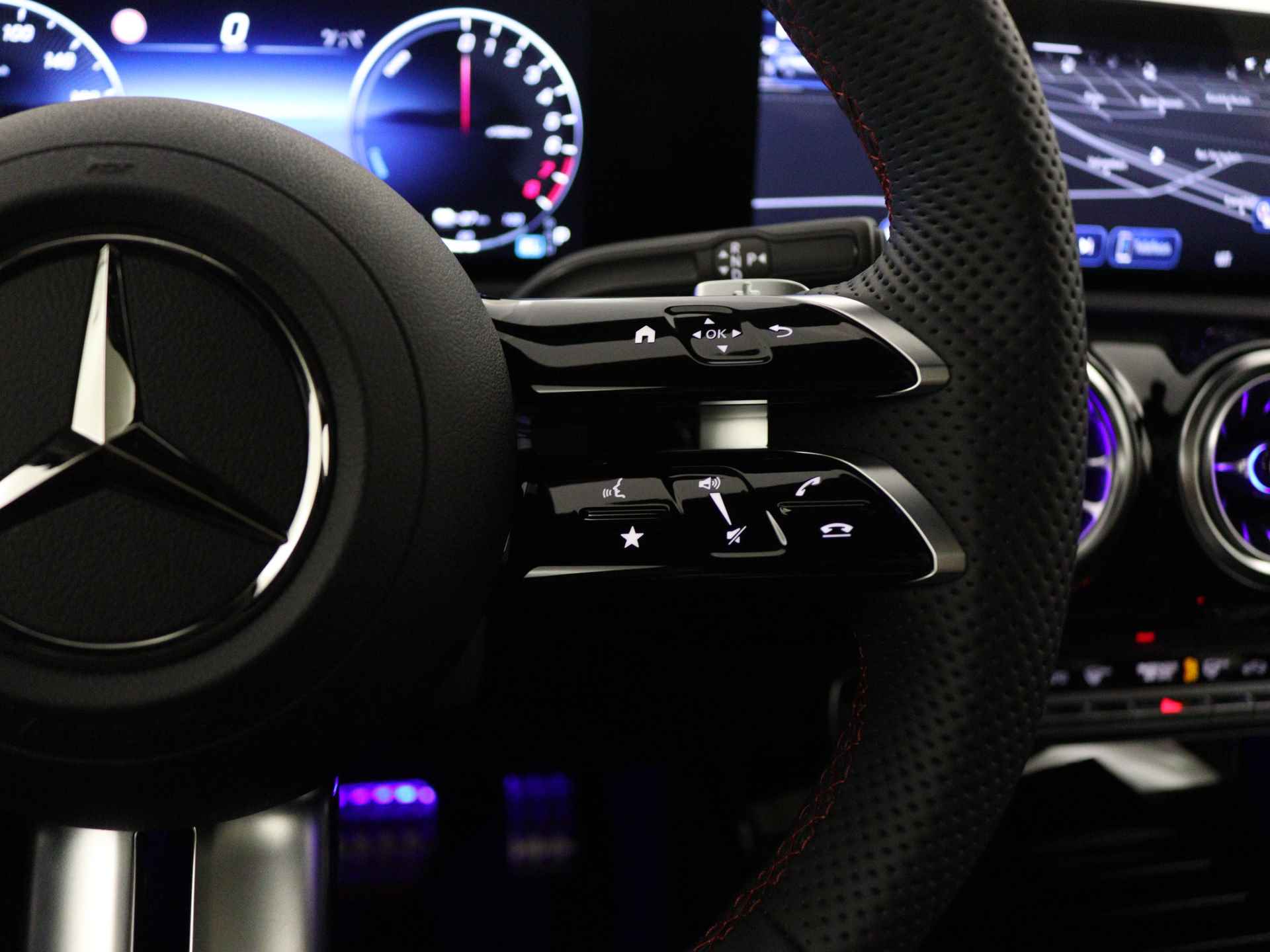 Mercedes-Benz A-Klasse 250 e AMG Line | Premium Plus Pack | Smartphone integratie | Panoramaschuifdak | Sfeerverlichting Extra USB-poorten | Dodehoekassistent | Parkeerpakket met 360°-camera | - 19/36
