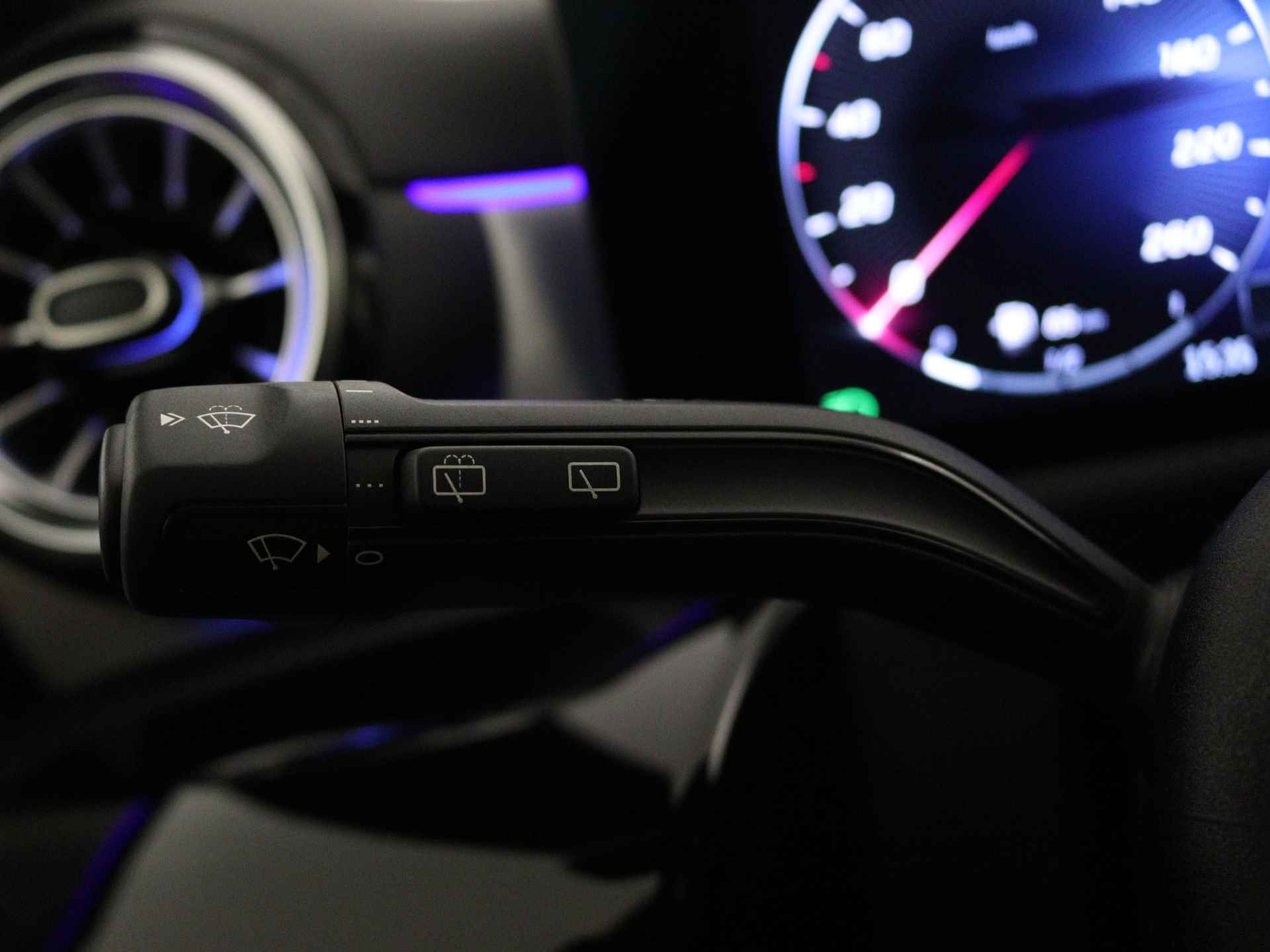 Mercedes-Benz A-Klasse 250 e AMG Line | Premium Plus Pack | Smartphone integratie | Panoramaschuifdak | Sfeerverlichting Extra USB-poorten | Dodehoekassistent | Parkeerpakket met 360°-camera | - 20/36