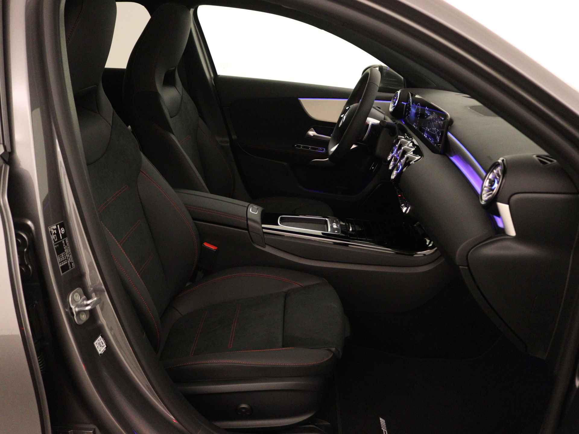 Mercedes-Benz A-Klasse 250 e AMG Line | Premium Plus Pack | Smartphone integratie | Panoramaschuifdak | Sfeerverlichting Extra USB-poorten | Dodehoekassistent | Parkeerpakket met 360°-camera | - 25/36