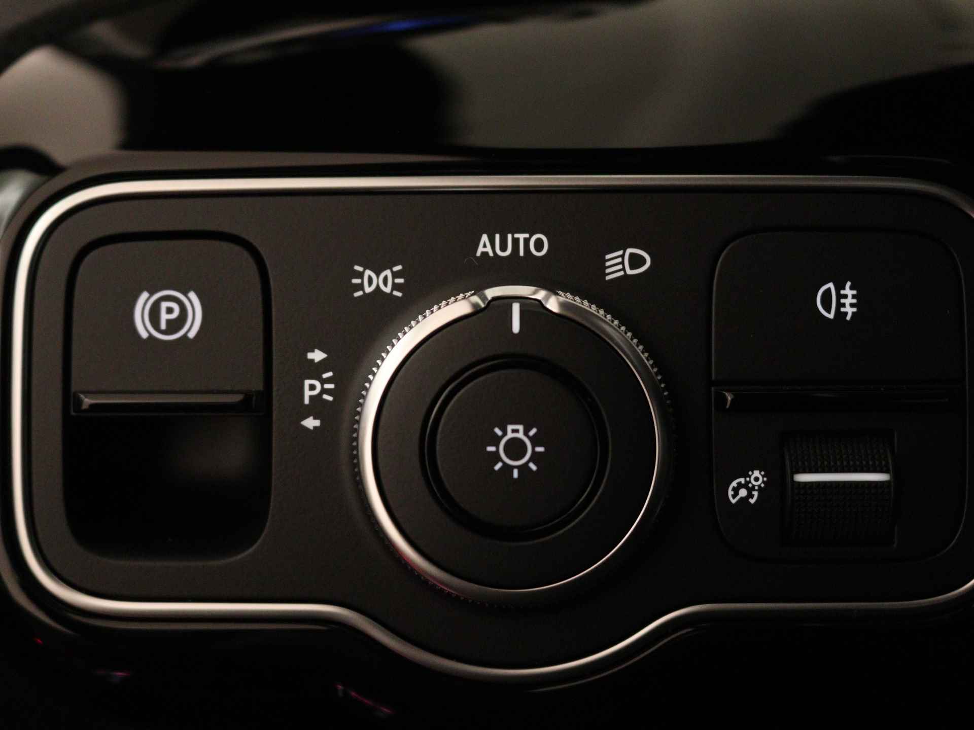 Mercedes-Benz A-Klasse 250 e AMG Line | Premium Plus Pack | Smartphone integratie | Panoramaschuifdak | Sfeerverlichting Extra USB-poorten | Dodehoekassistent | Parkeerpakket met 360°-camera | - 28/36