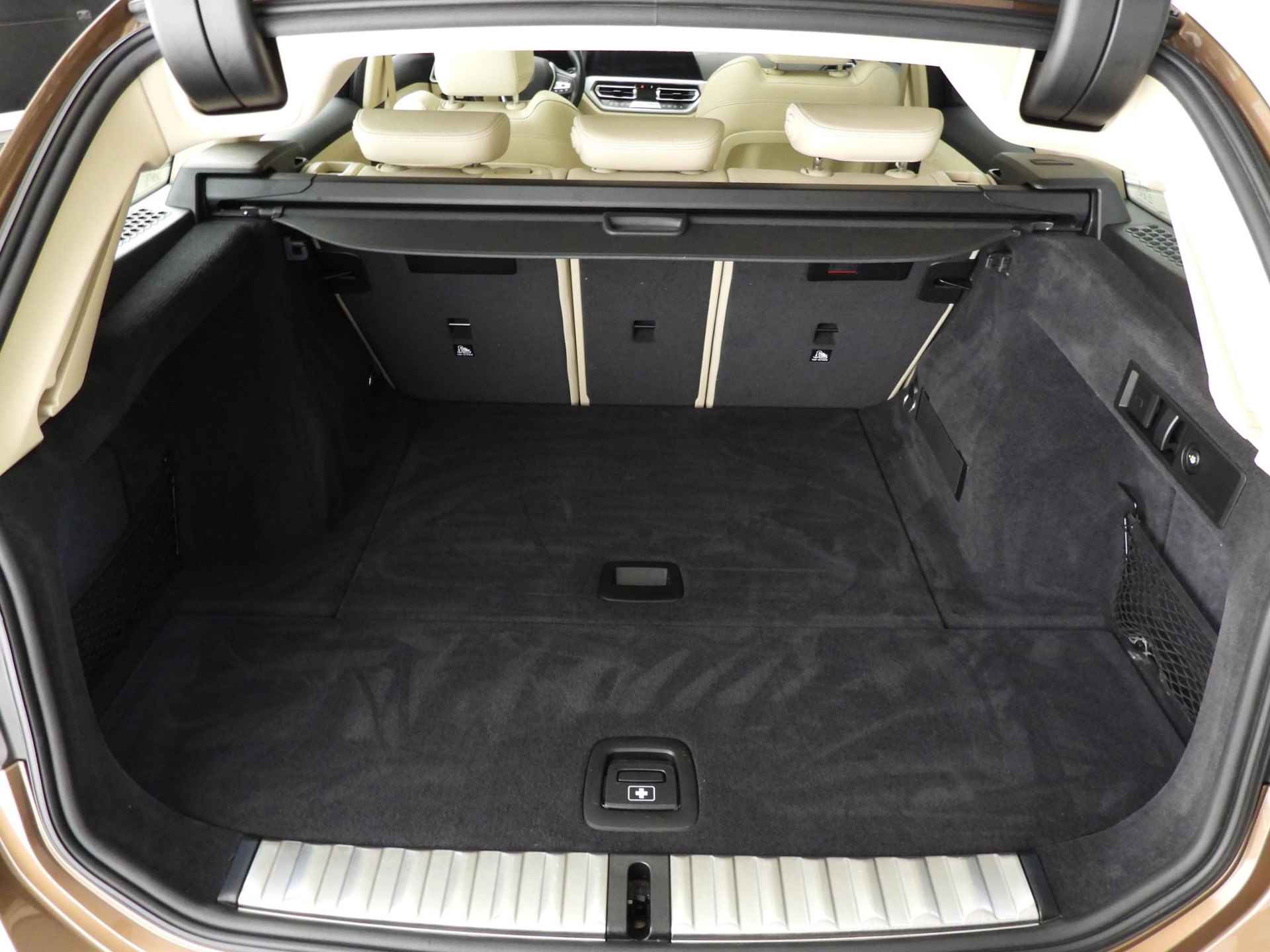 BMW 3 Serie Touring 318d | LED | Leder | Navigatie | Schuifdak | Trekhaak | Sportstoelen | Stoelverwarming | DAB | Alu17 inch - 10/50