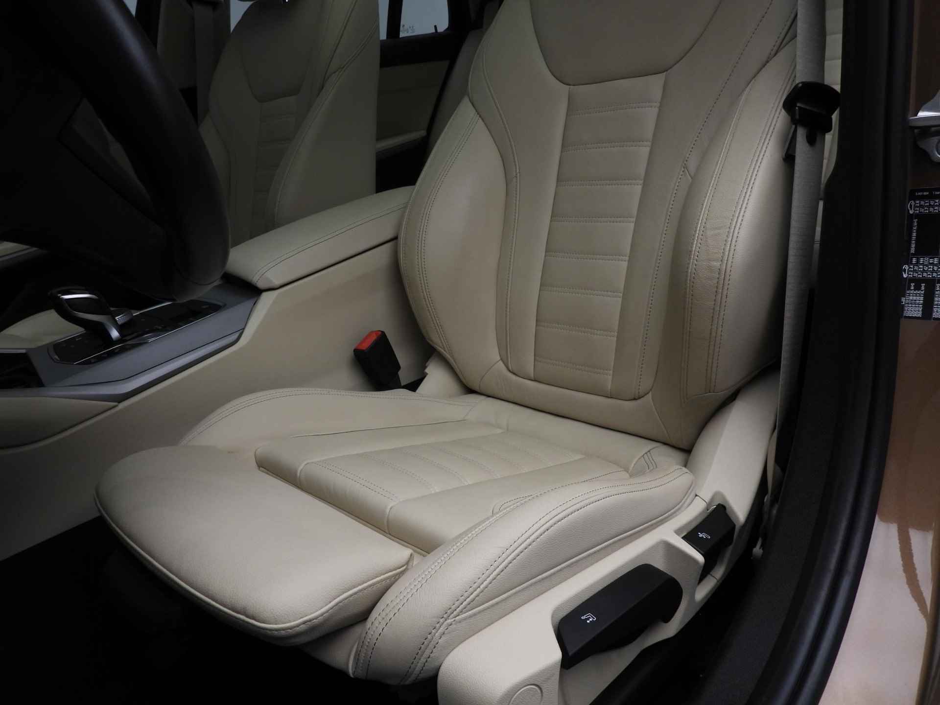 BMW 3 Serie Touring 318d | LED | Leder | Navigatie | Schuifdak | Trekhaak | Sportstoelen | Stoelverwarming | DAB | Alu17 inch - 29/50