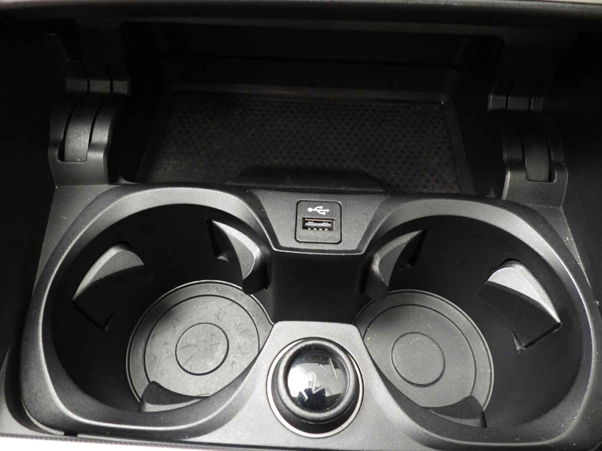 BMW 3 Serie Touring 318d | LED | Leder | Navigatie | Schuifdak | Trekhaak | Sportstoelen | Stoelverwarming | DAB | Alu17 inch - 37/50