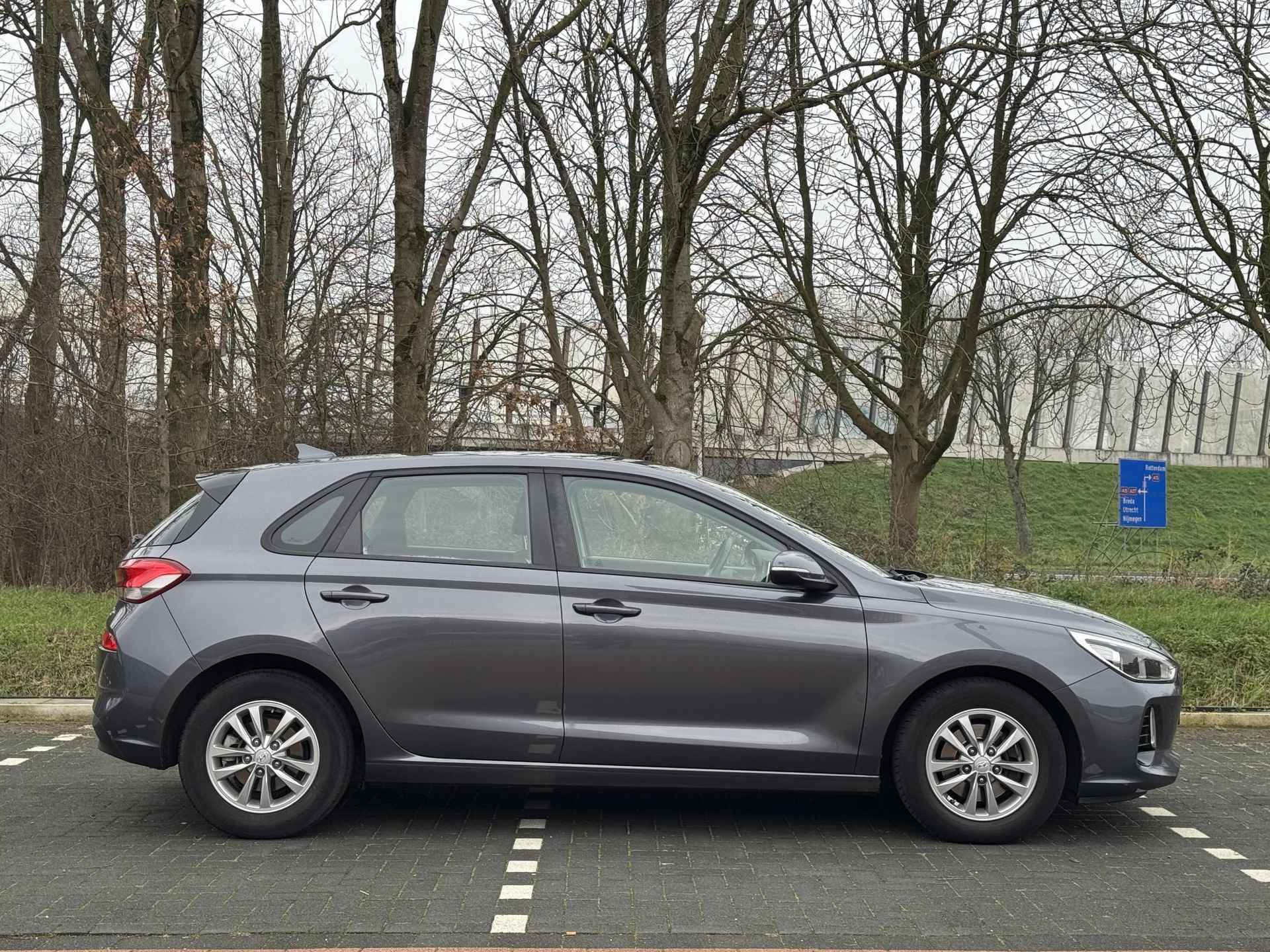 Hyundai i30 1.0 T-GDI 120 PK Comfort | Achteruitrijcamera | Ingebouwde navigatie | Volledig dealer onderhouden | - 9/38