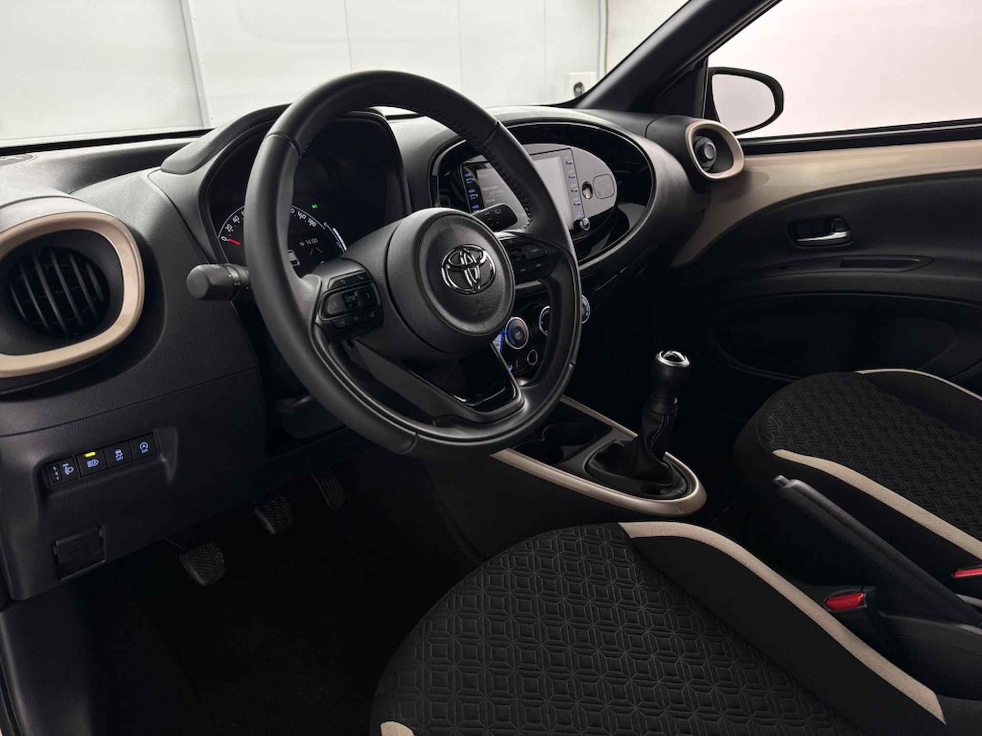 Toyota Aygo X 1.0 Pulse | 17'' L.M. Velgen | Adaptieve Cruise Control | App Connect - 6/35